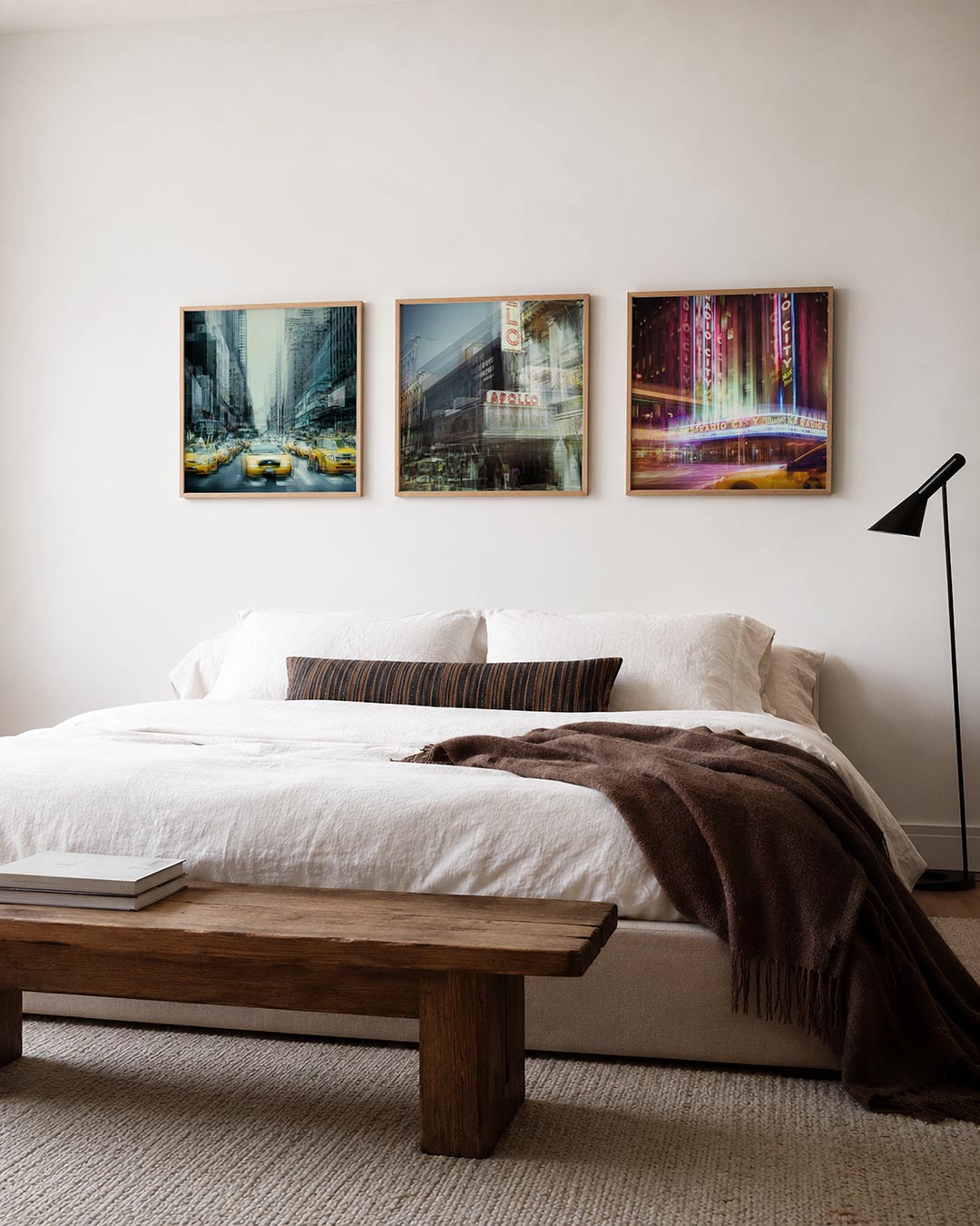 Interieur met vierkant fotografisch drieluik stadslicht en gevels – Gerald Emming