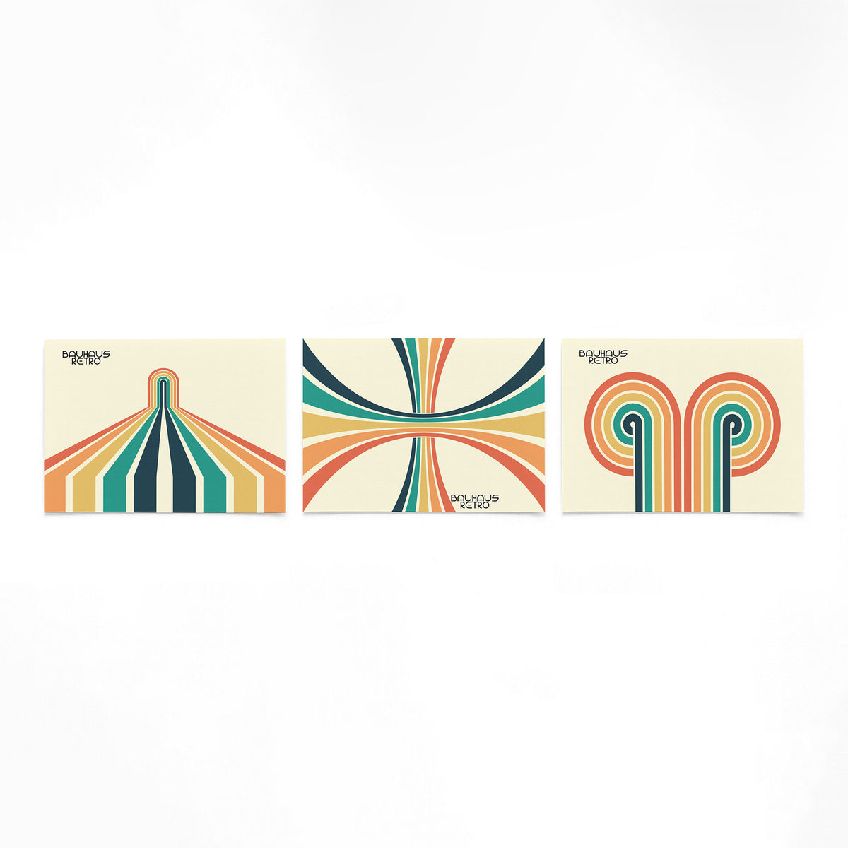Drie landscape posters met kleurbanen en bogen als vrijstaande productfoto