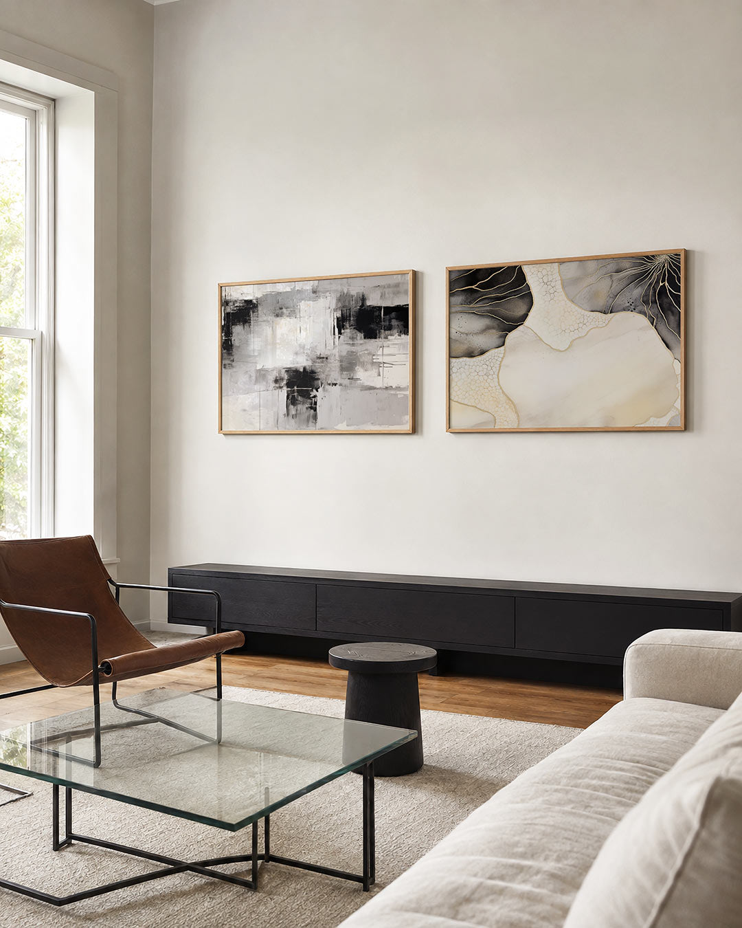 Tweedelige posterset met een spel van grijstinten en zwart, getoond in een interieur