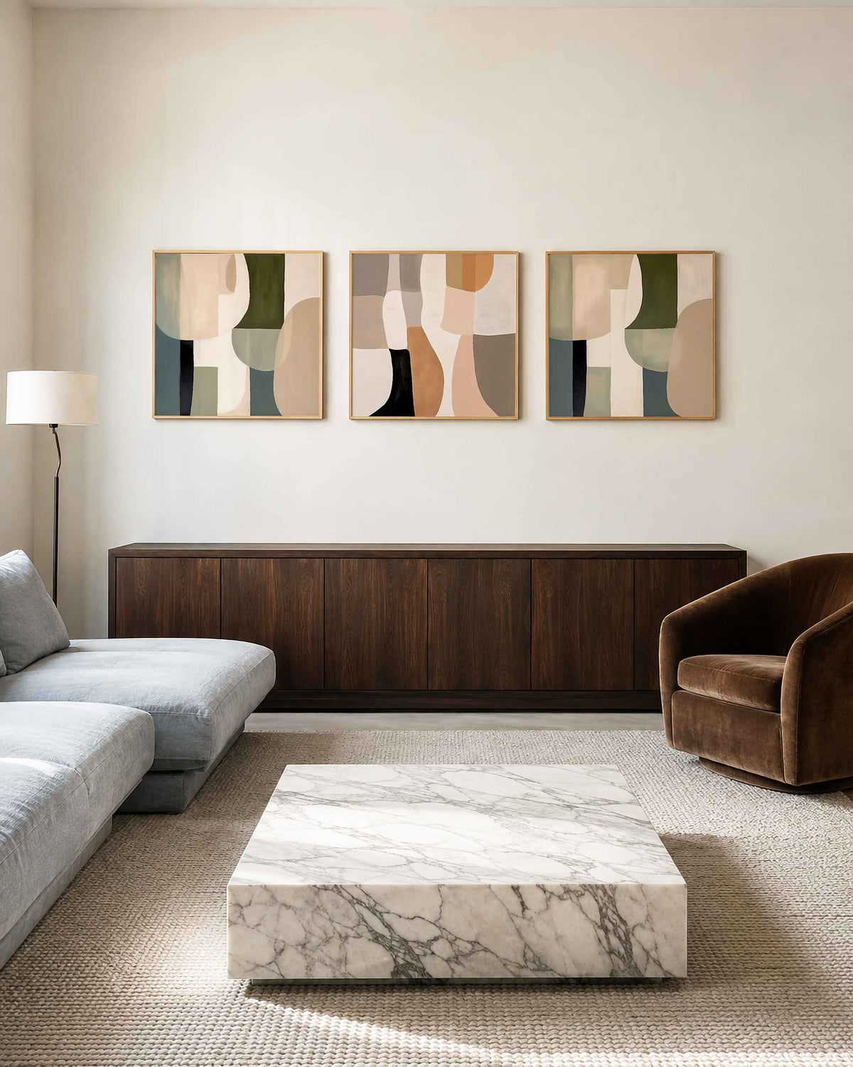 Interieurpresentatie van een driedelige vierkante posterset met abstracte vormen