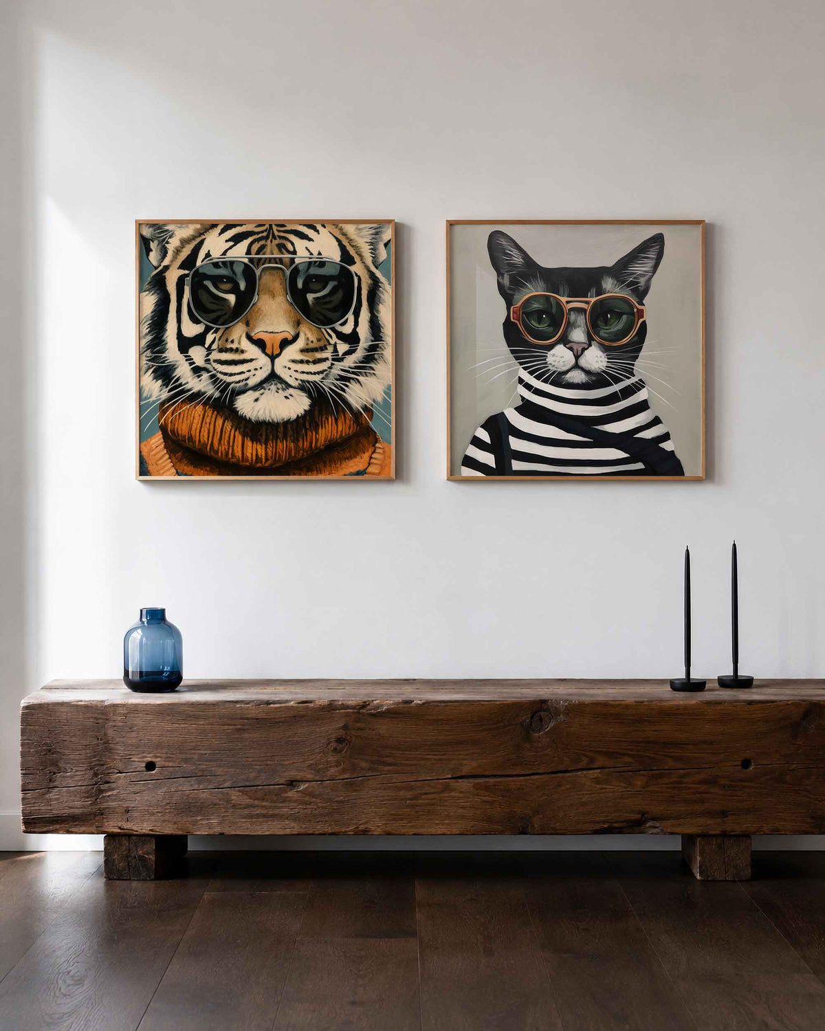 Interieurpresentatie van een tweedelige vierkante posterset met tijger en kat