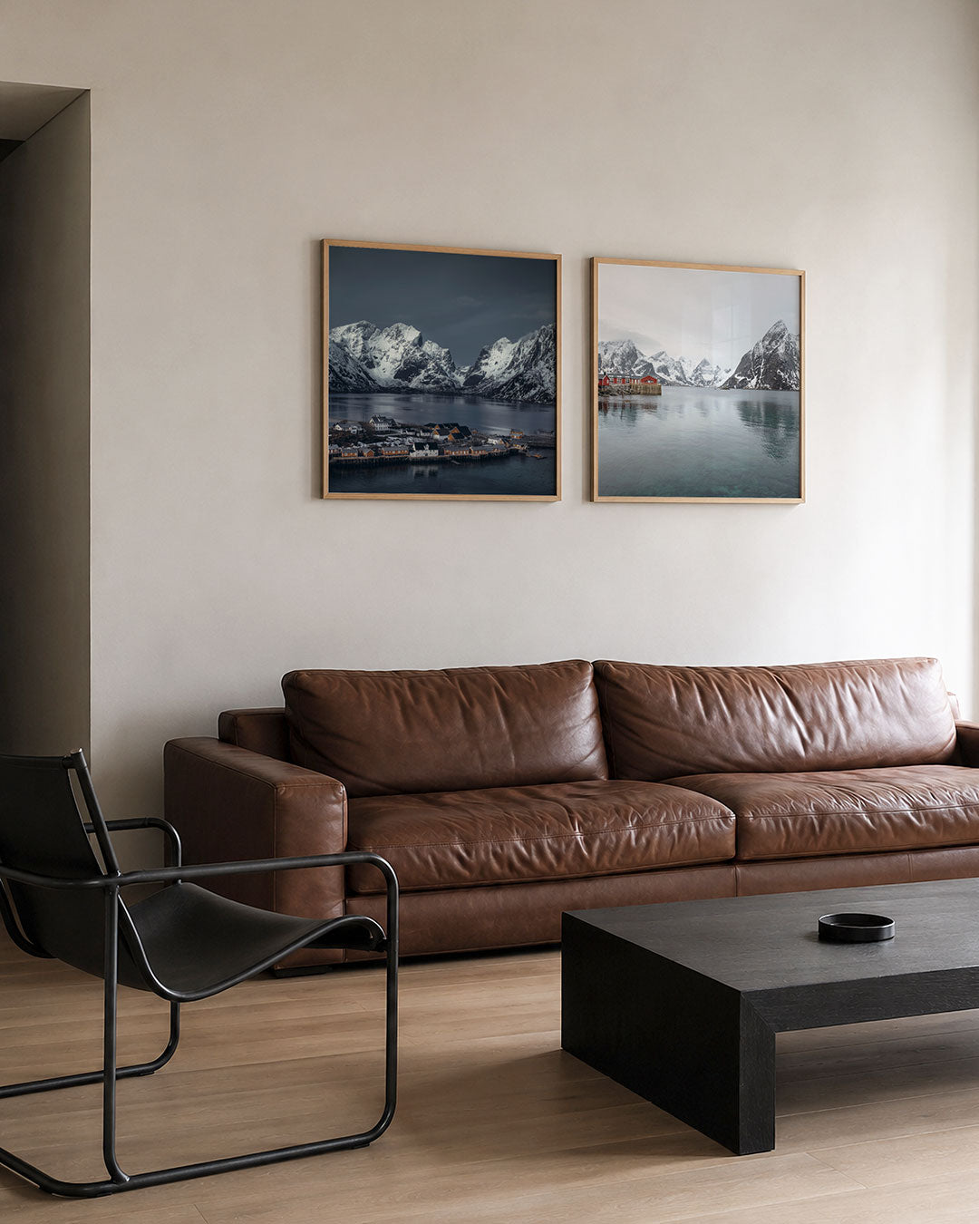 Interieur met vierkant fotografisch tweeluik stilte aan de fjord – Gerald Emming