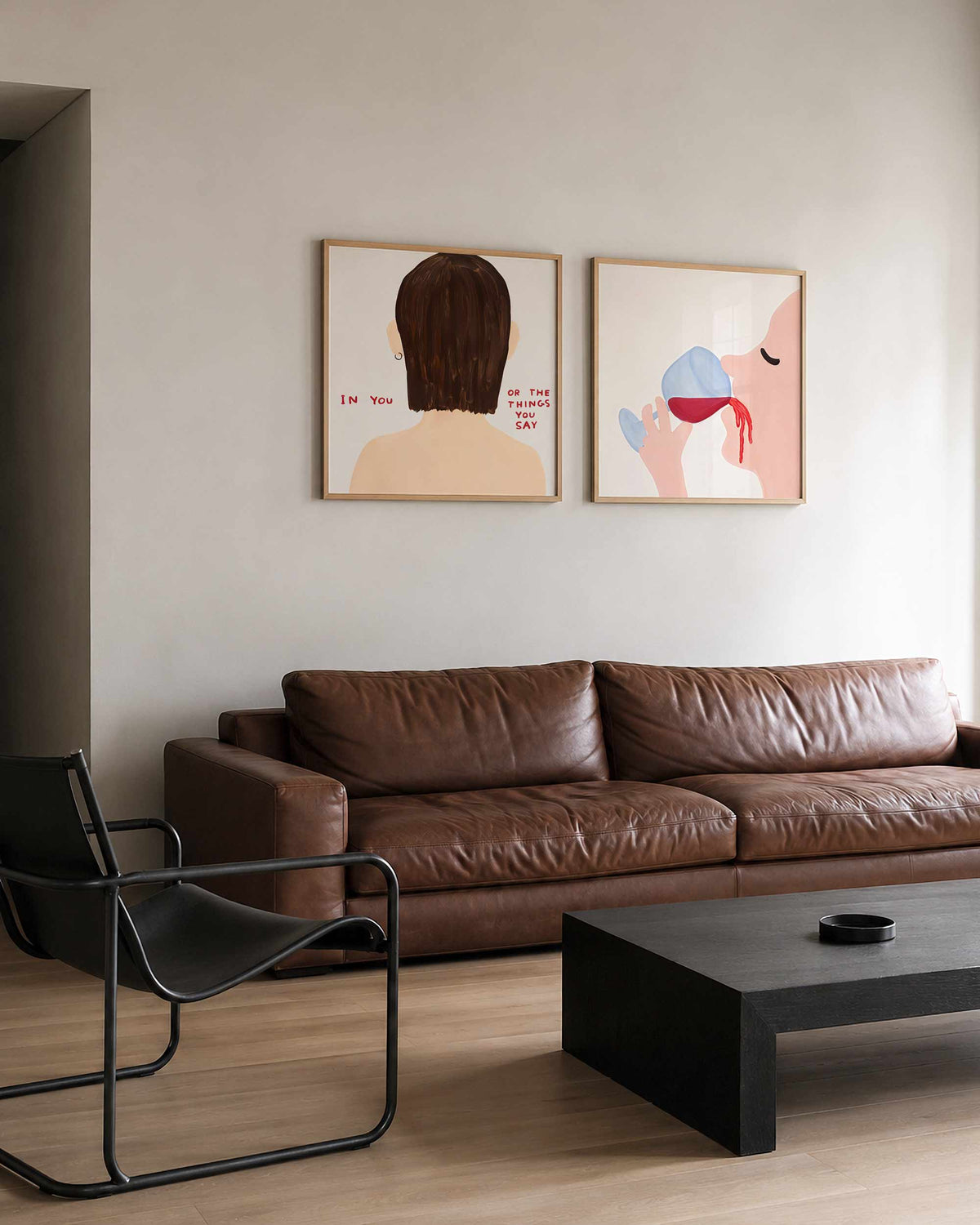 Interieurpresentatie van een tweedelige vierkante posterset met rugfiguur en blauwe beker