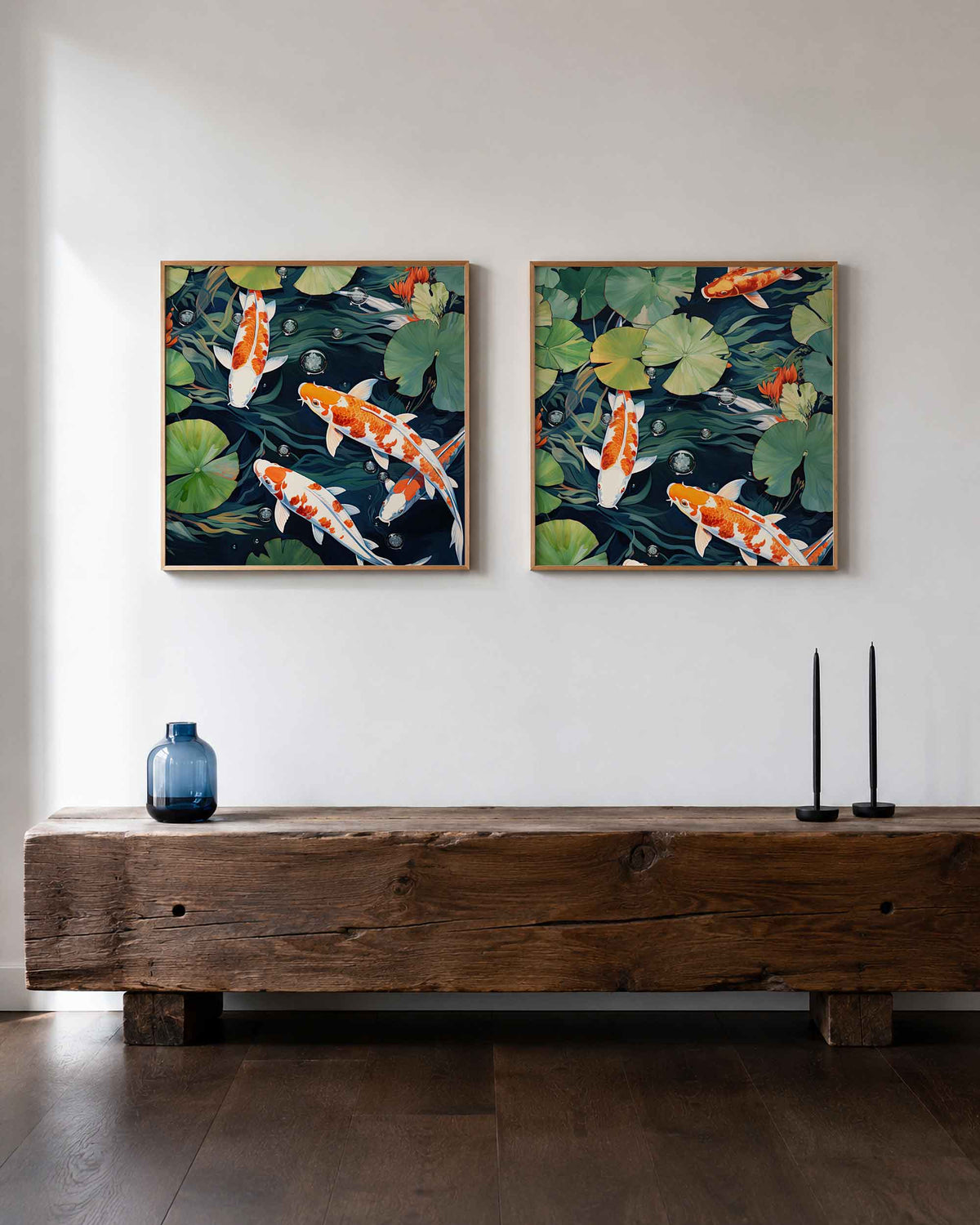 Interieurpresentatie van een tweedelige vierkante posterset met koi en waterlelies