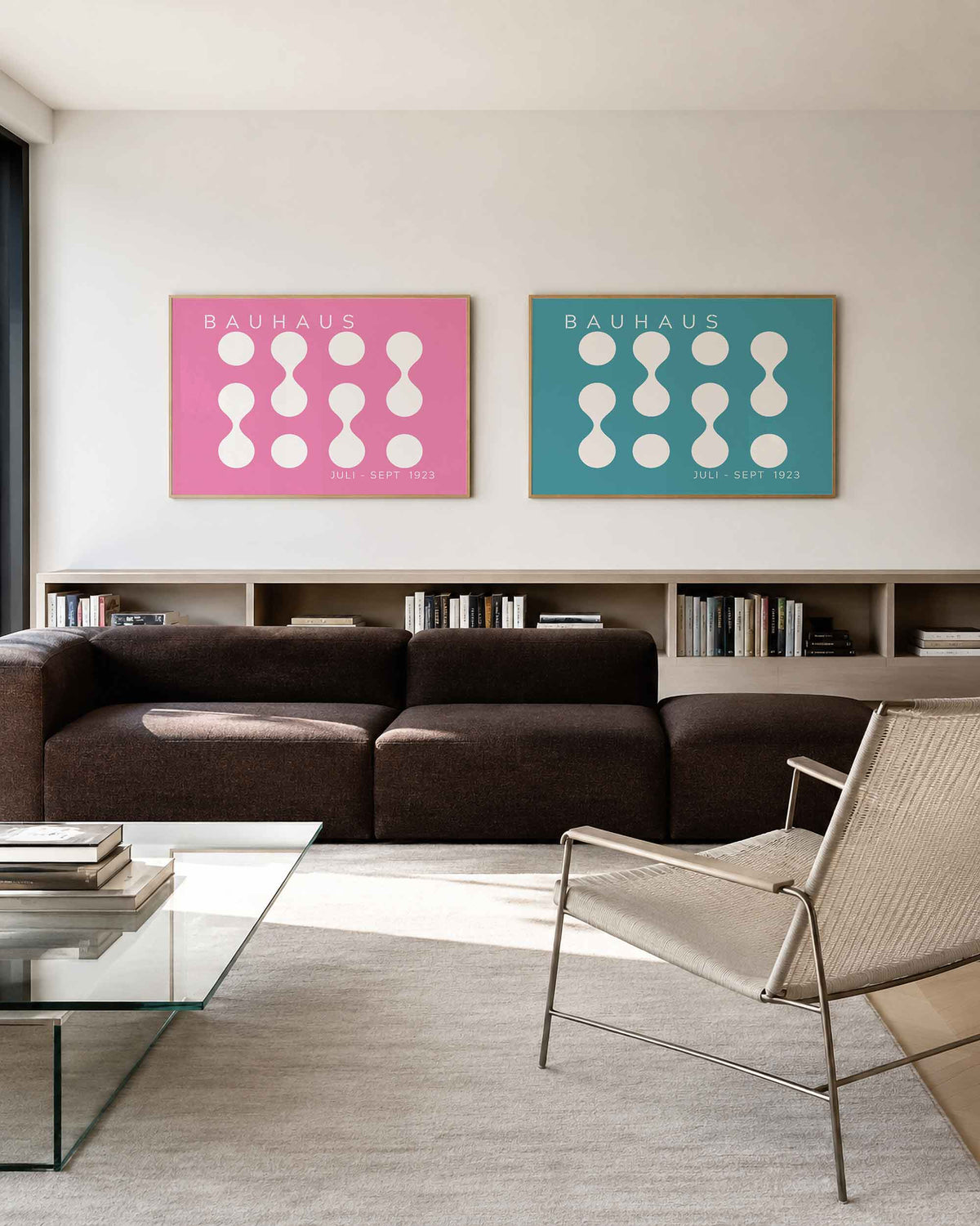 Interieurmockup van tweedelige landscape-posterset met witte bollen op roze en turkoois