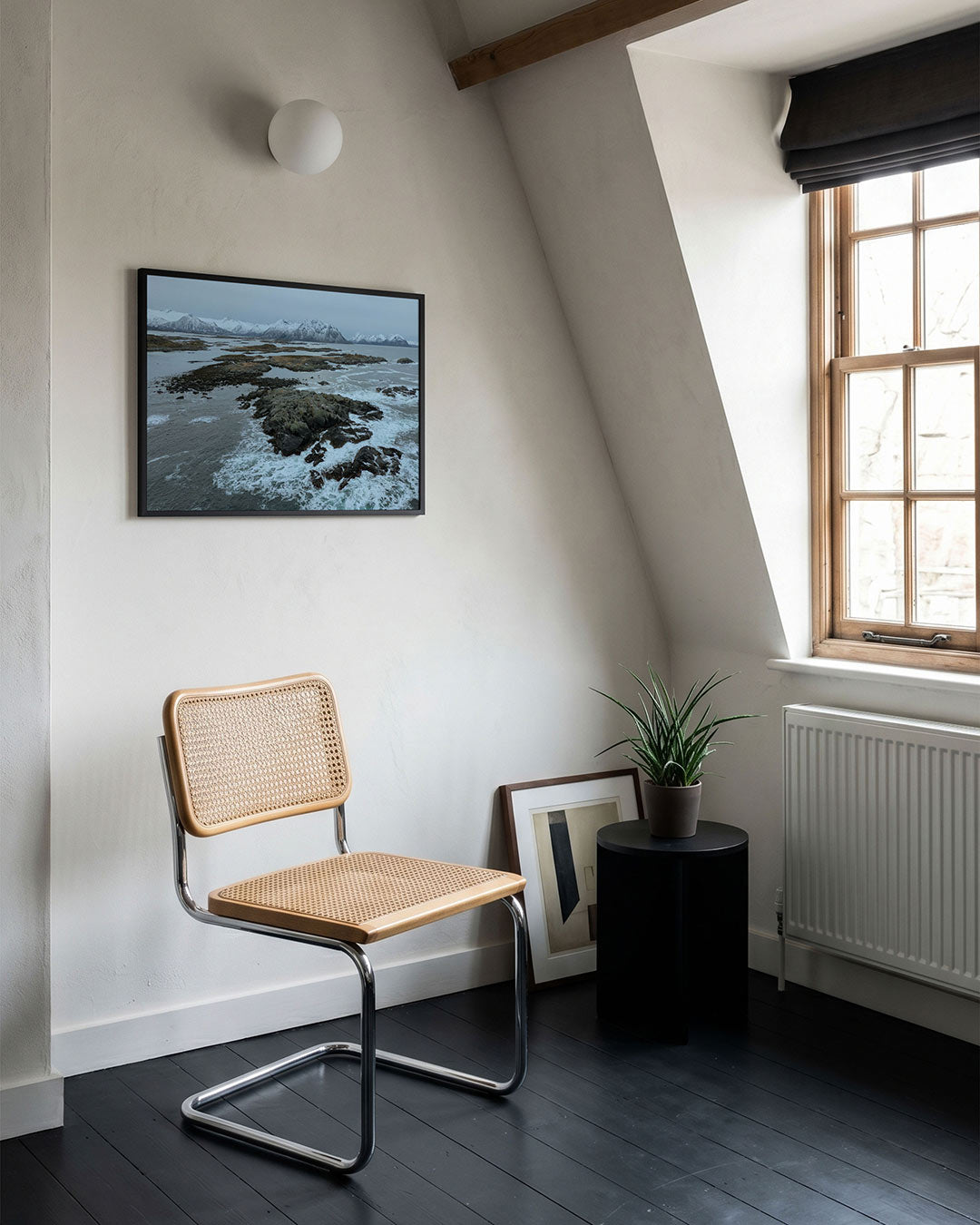 Kustlandschap met bergen Poster