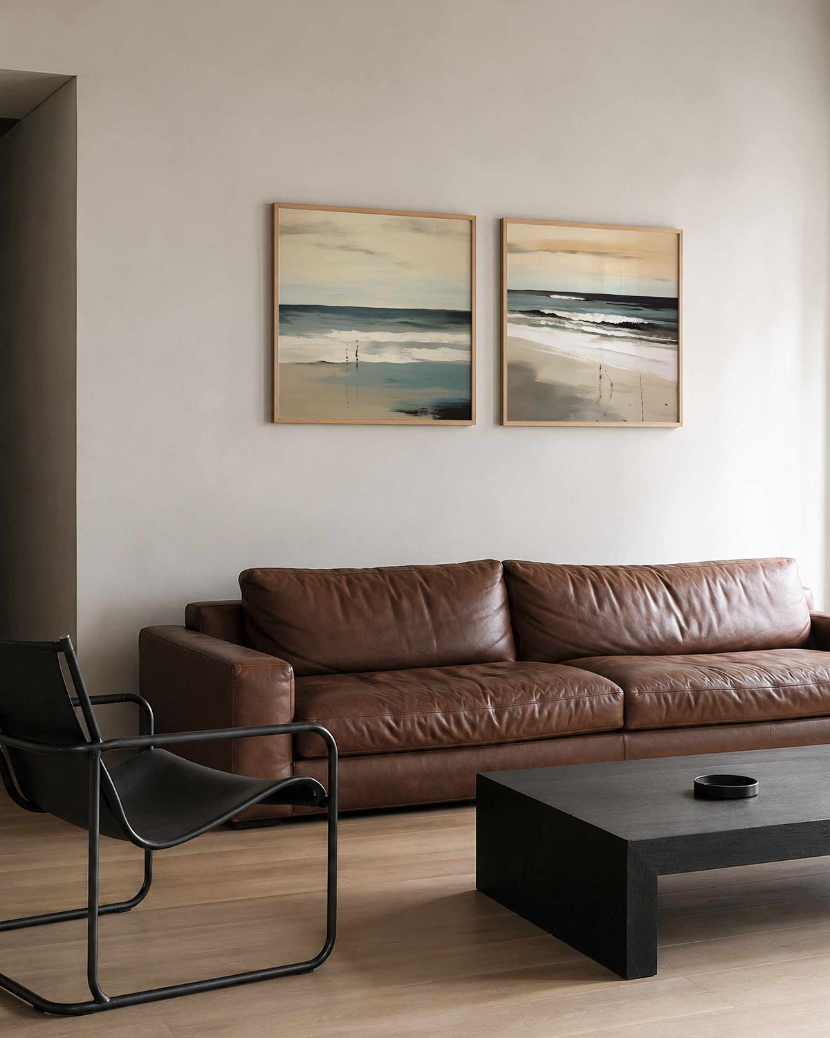 Interieurpresentatie van een tweedelige vierkante posterset met zee en golven