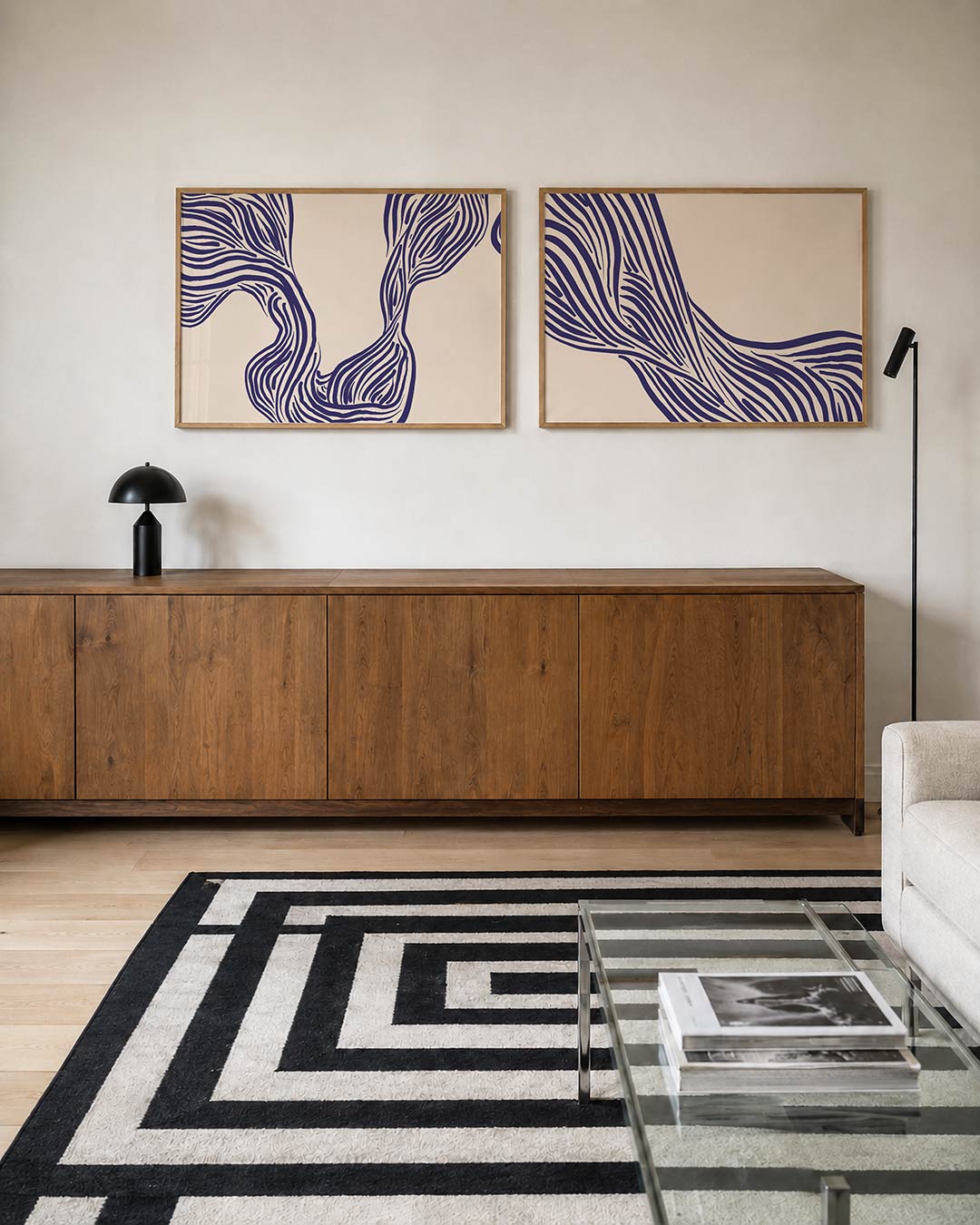 Tweedelige posterset met vloeiende, golvende lijnen in diep paars op een zachte crèmekleurige, getoond in een interieur