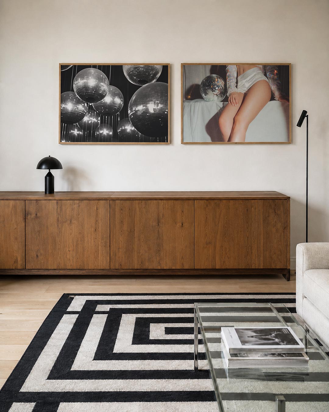 Tweedelige posterset met een verzameling glinsterende bollen die zweven in een donkere ruimte, getoond in een interieur