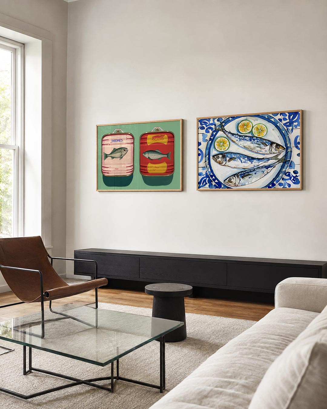 Tweedelige posterset met kleurrijke illustraties van visblikken: een roze en een rode variant, getoond in een interieur