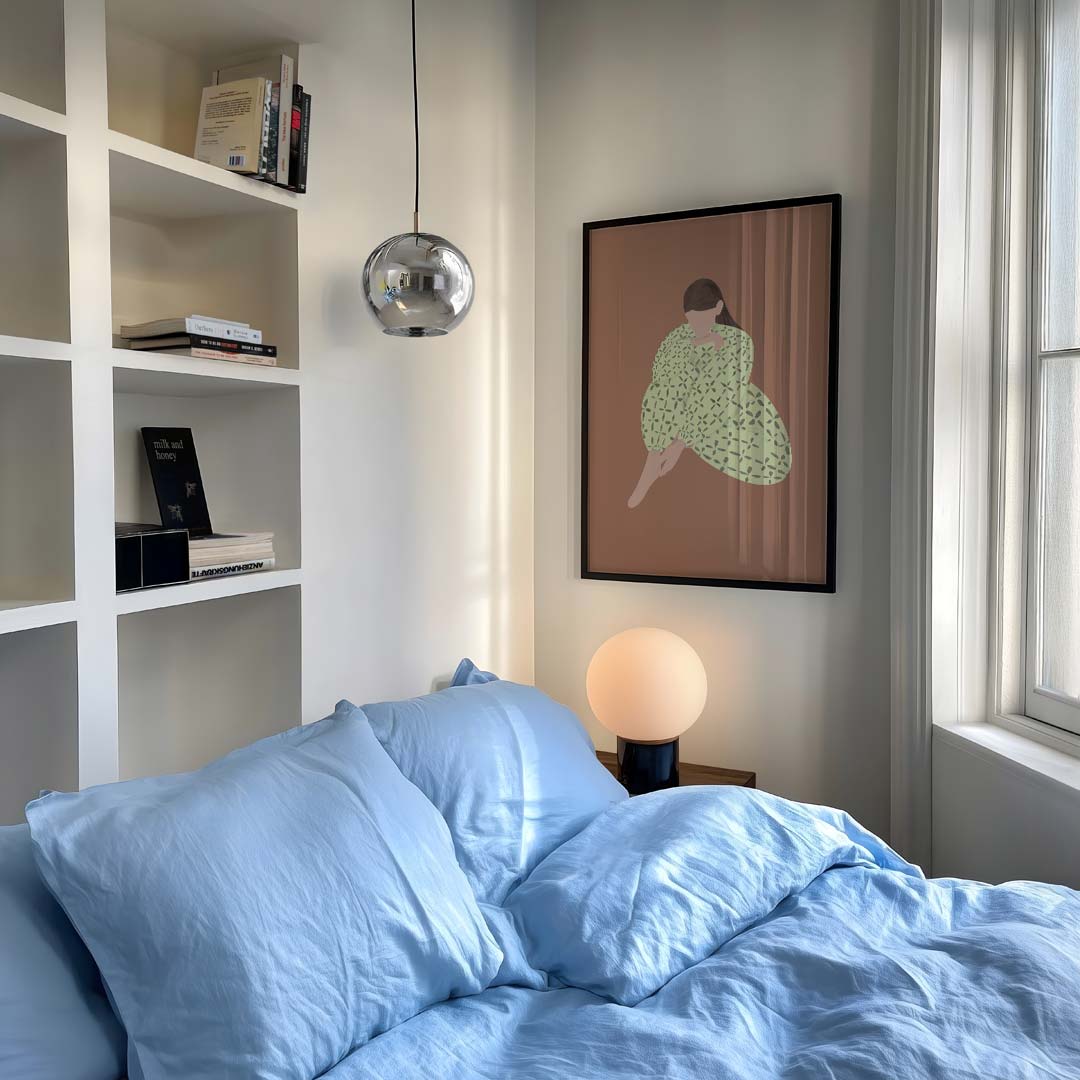 Stijlvolle Dromerige Vrouw in Patroonjurk Poster-WallArtistic