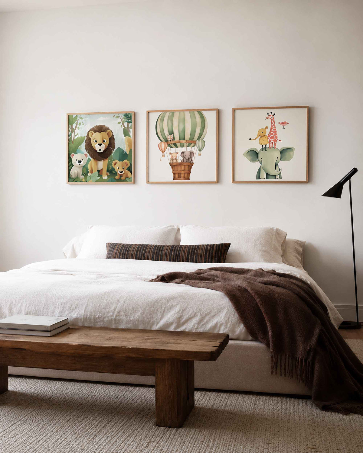 Interieurpresentatie van een driedelige vierkante posterset met jungle dieren