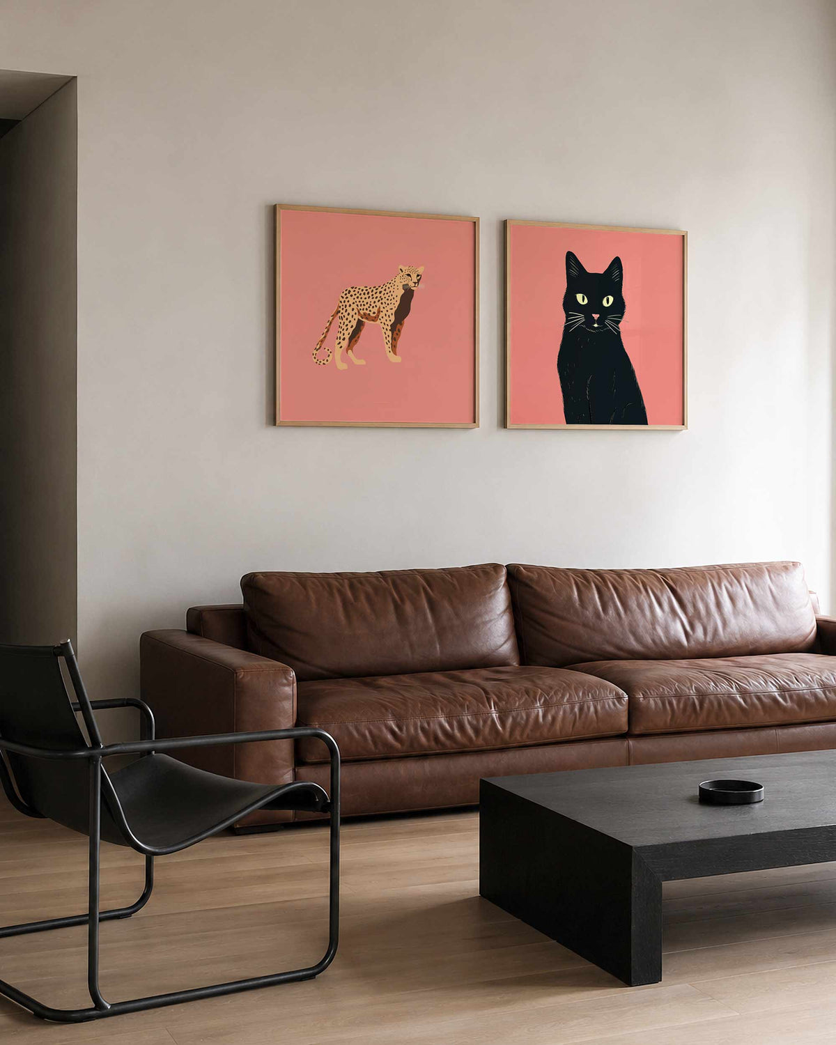 Interieurpresentatie van een tweedelige vierkante posterset met jachtluipaard en kat