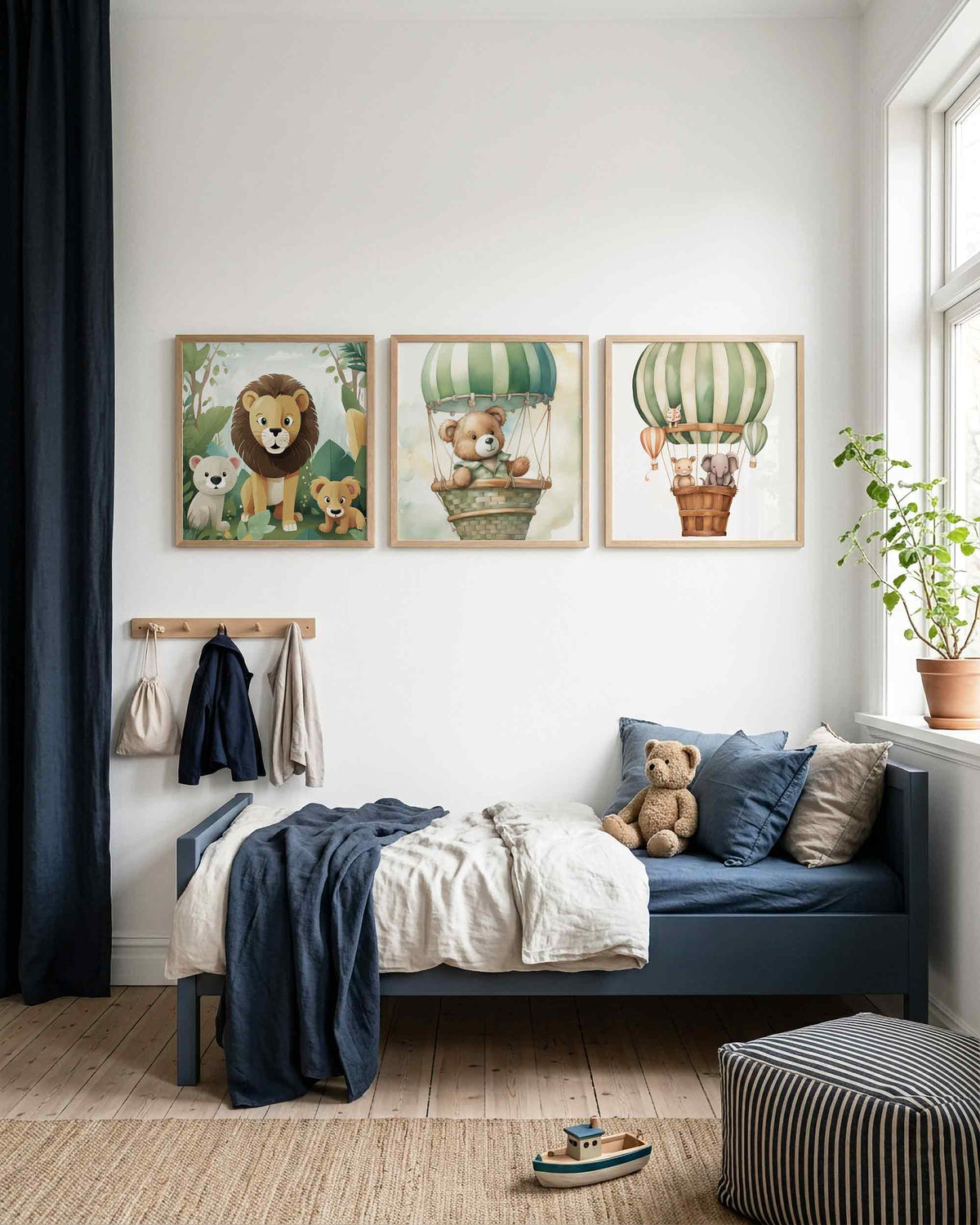 Interieurpresentatie van een driedelige vierkante posterset met dieren en ballonnen
