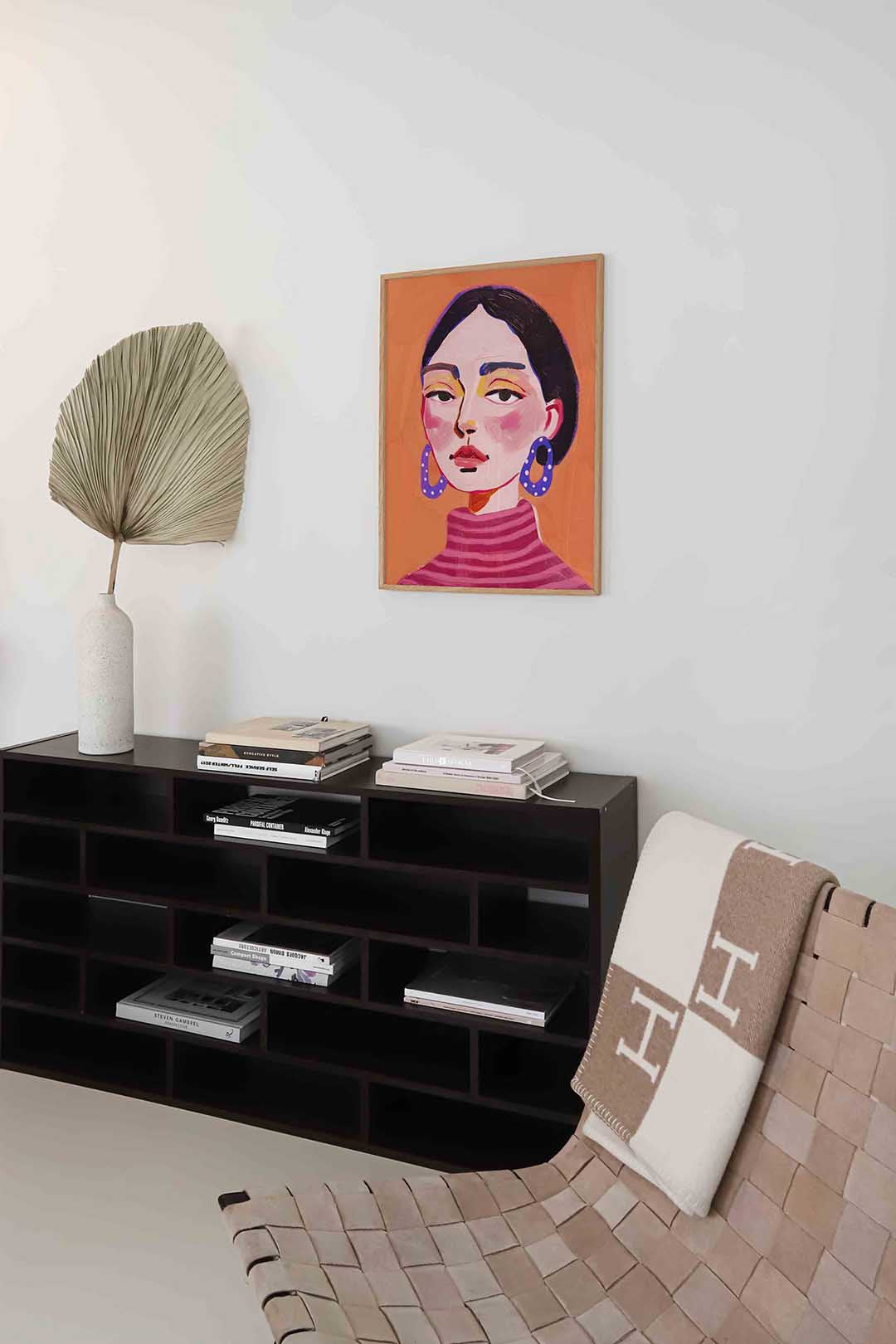 Vrouw met blauwe oorbellen Poster