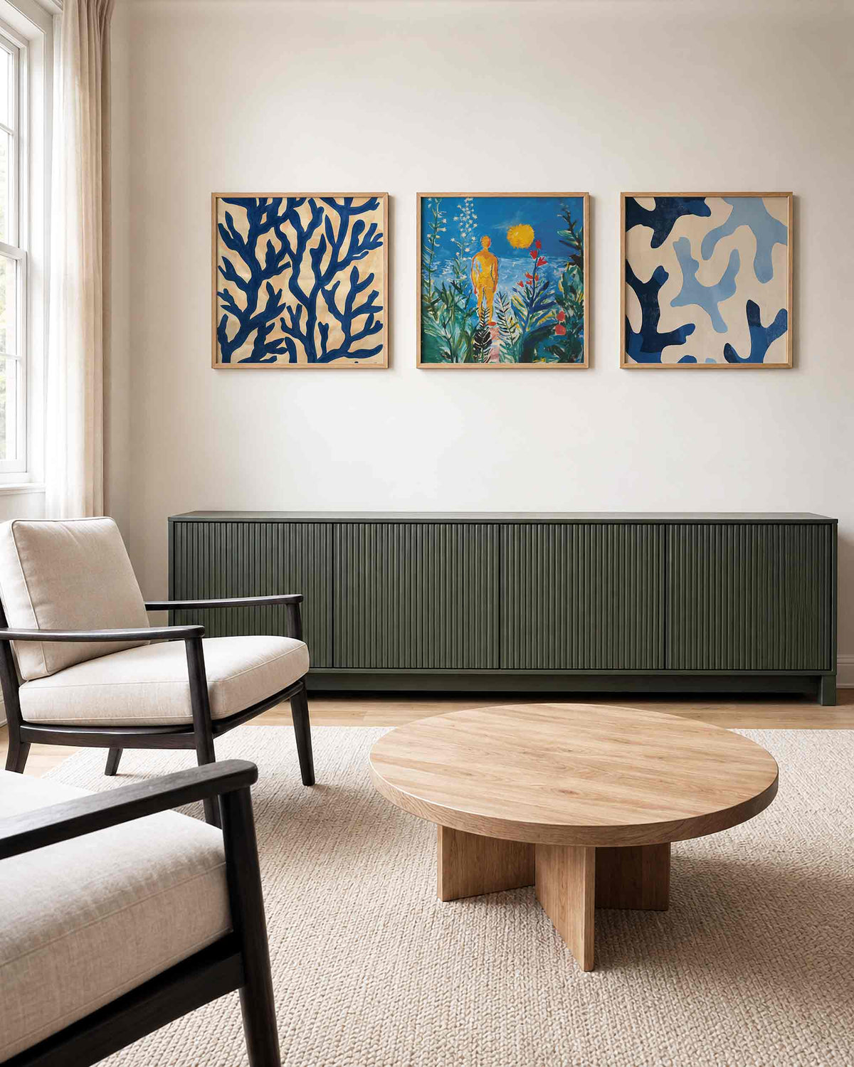 Interieurpresentatie van een driedelige vierkante posterset met abstracte blauwe patronen