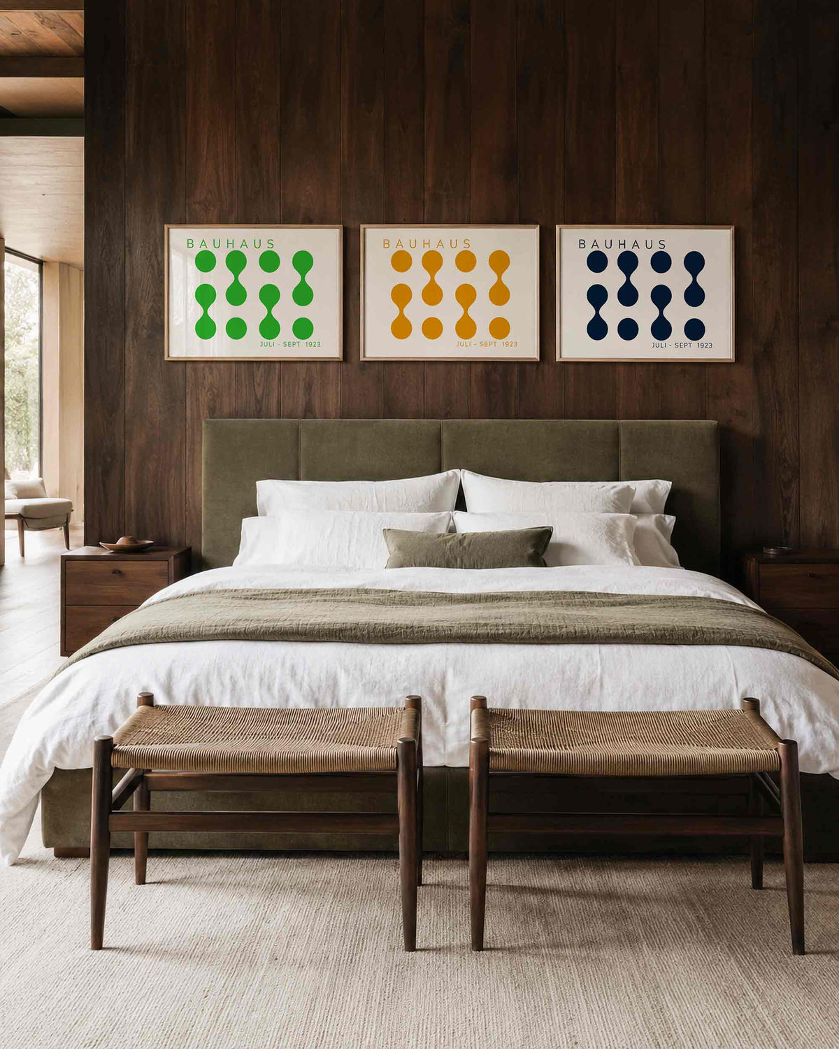 Interieurmockup van drieluik landscape-posterset met groene okerblauwe bollen