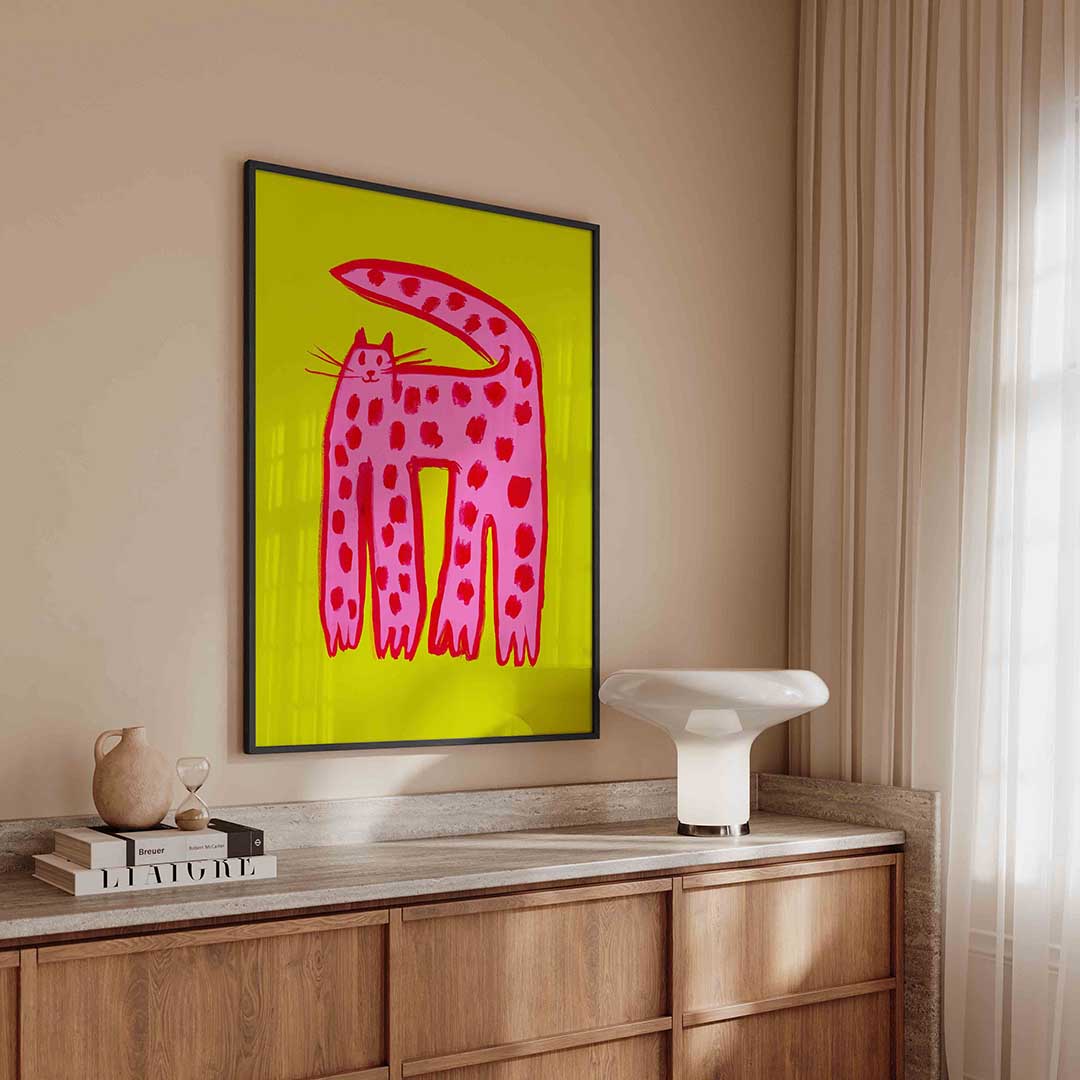 Roze kat op gele achtergrond Poster