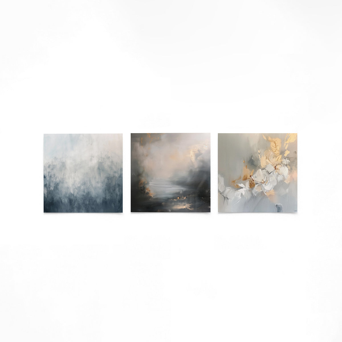 Drie vierkante posters met abstracte schilderijen op een gebroken witte achtergrond