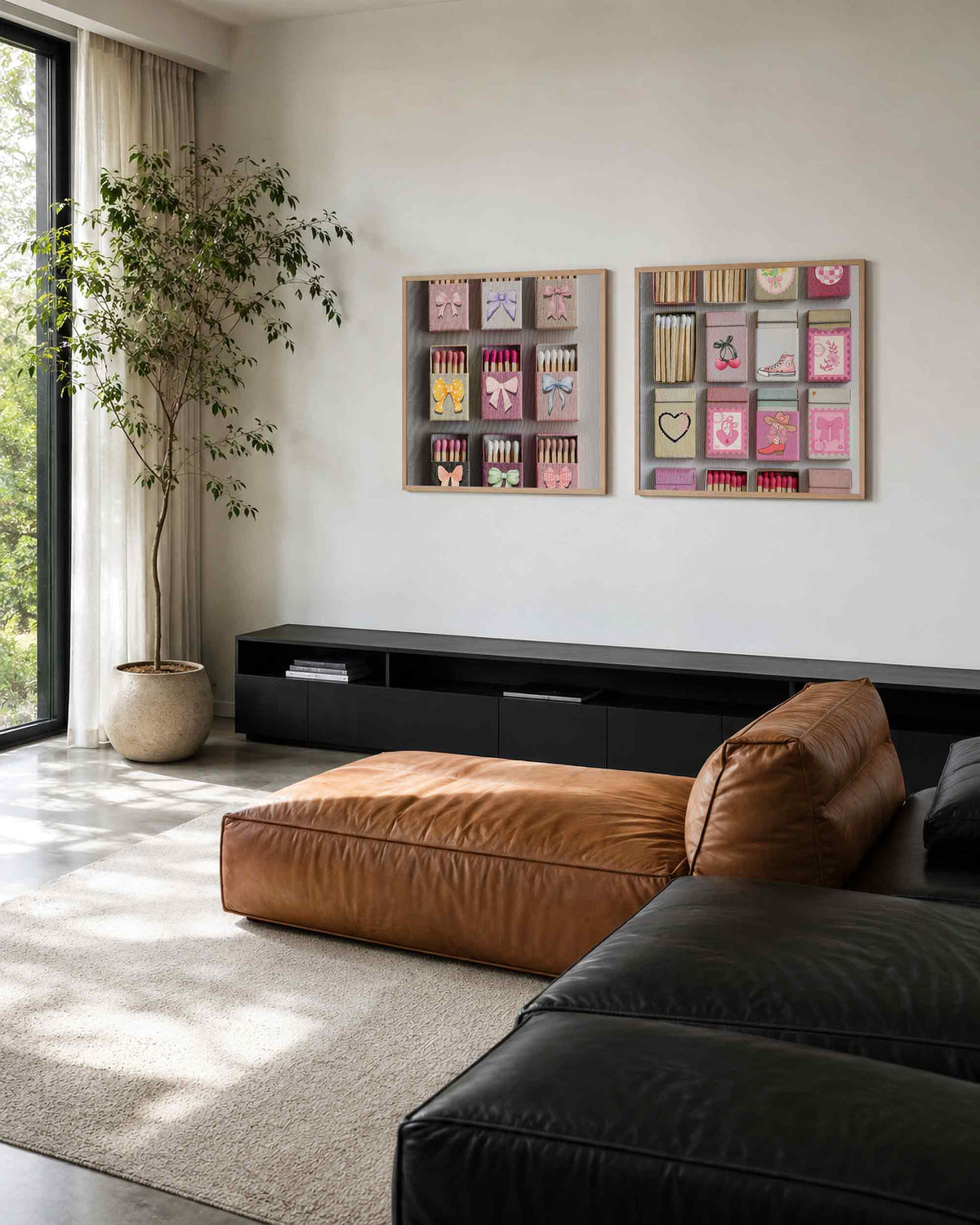 Interieurpresentatie van een tweedelige vierkante posterset met strikjes en kawaii souvenirs