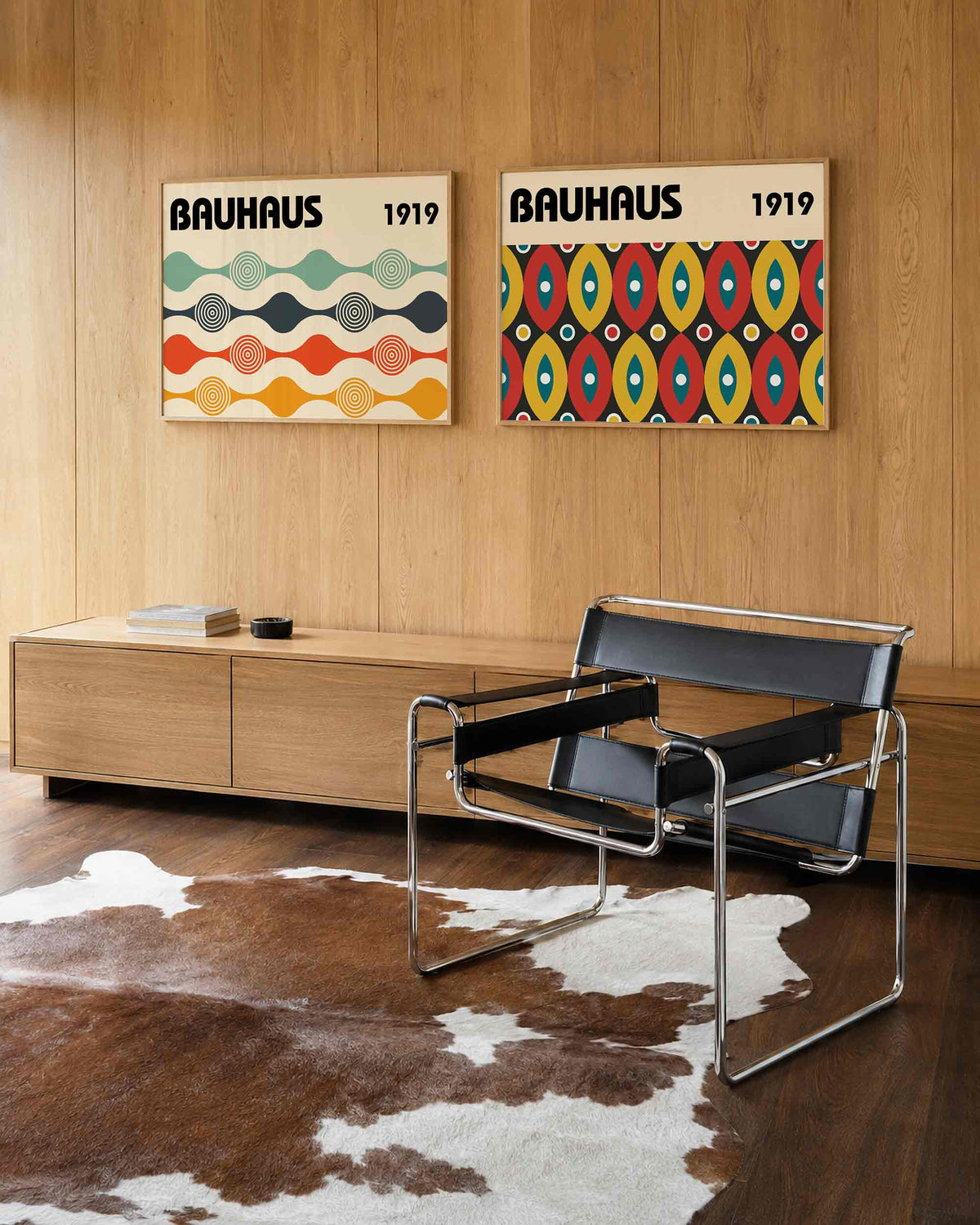 Interieurmockup van tweedelige landscape-posterset met golvende banden en ovale motieven