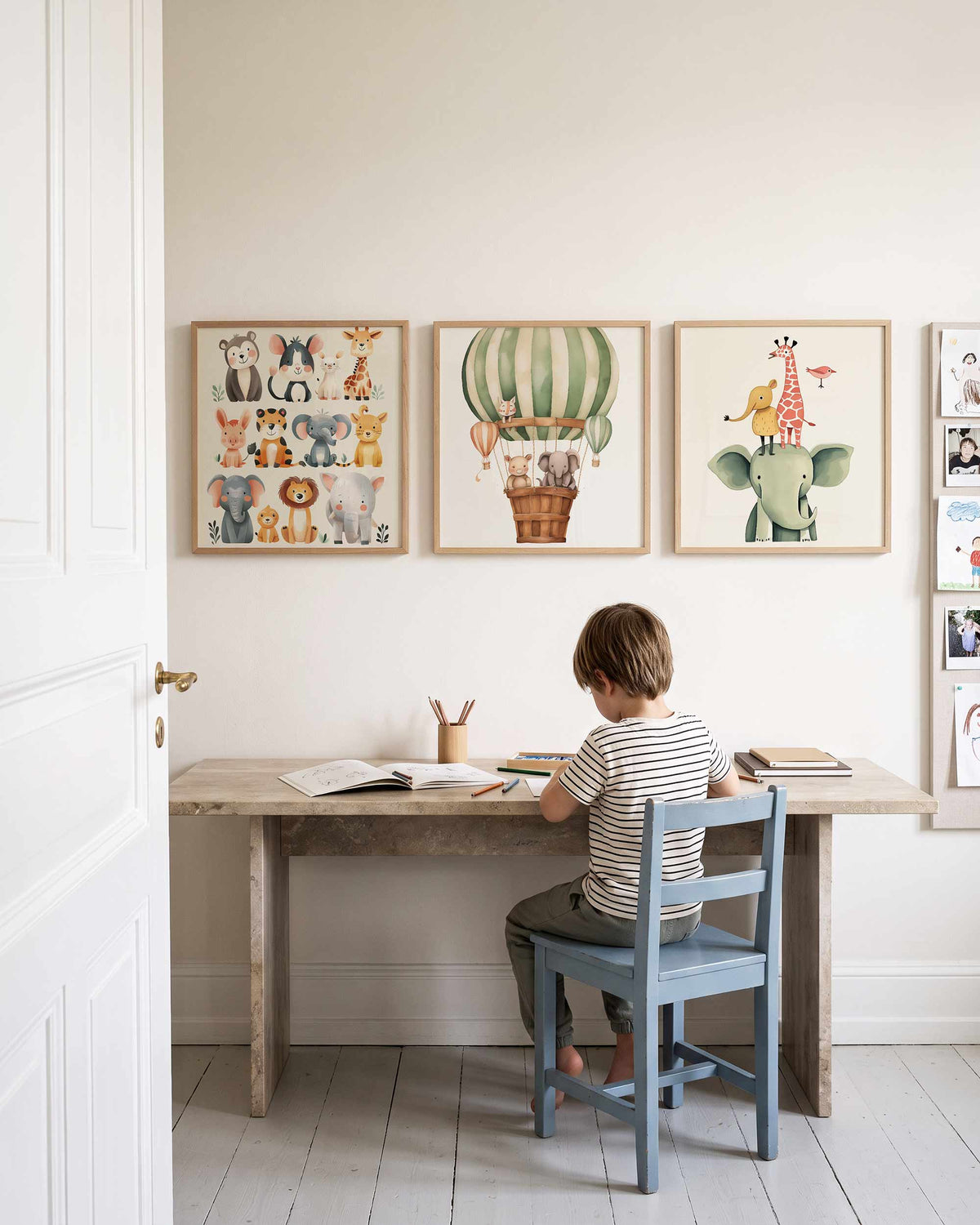 Interieurpresentatie van een driedelige vierkante posterset met dierenillustraties