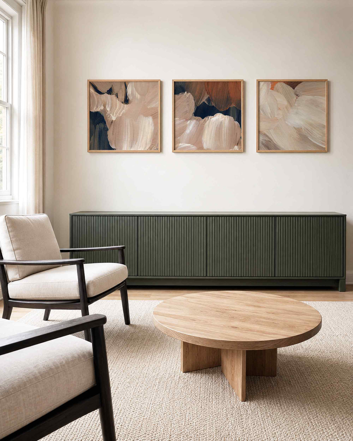 Interieurpresentatie van een driedelige vierkante posterset met beige abstracte verfstreken