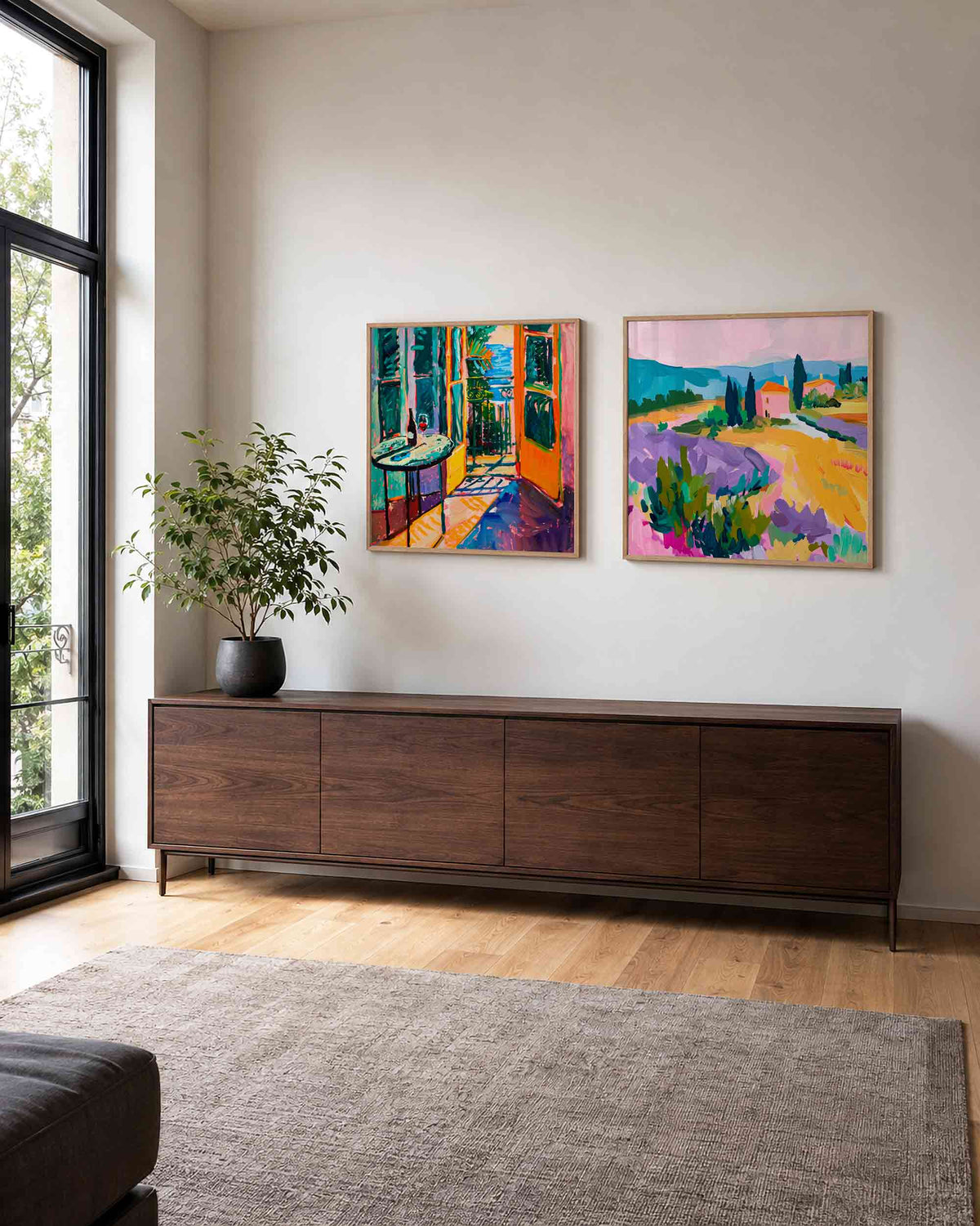 Interieurpresentatie van een tweedelige vierkante posterset met kleurrijke landschappen
