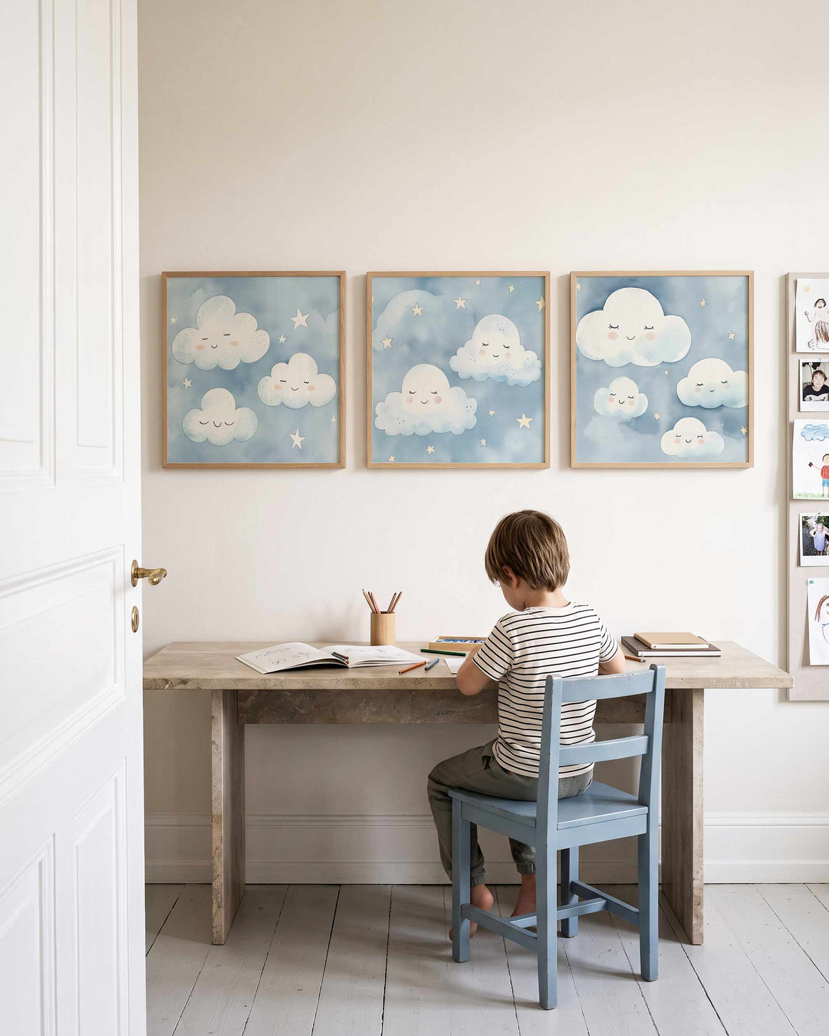 Interieurpresentatie van een driedelige vierkante posterset met slapende wolken