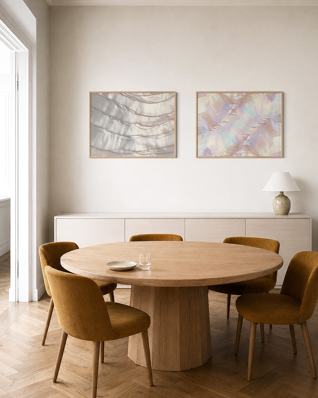 Twee liggende posters met vloeiende, parelmoerachtige lijnen, aan de muur in een interieur