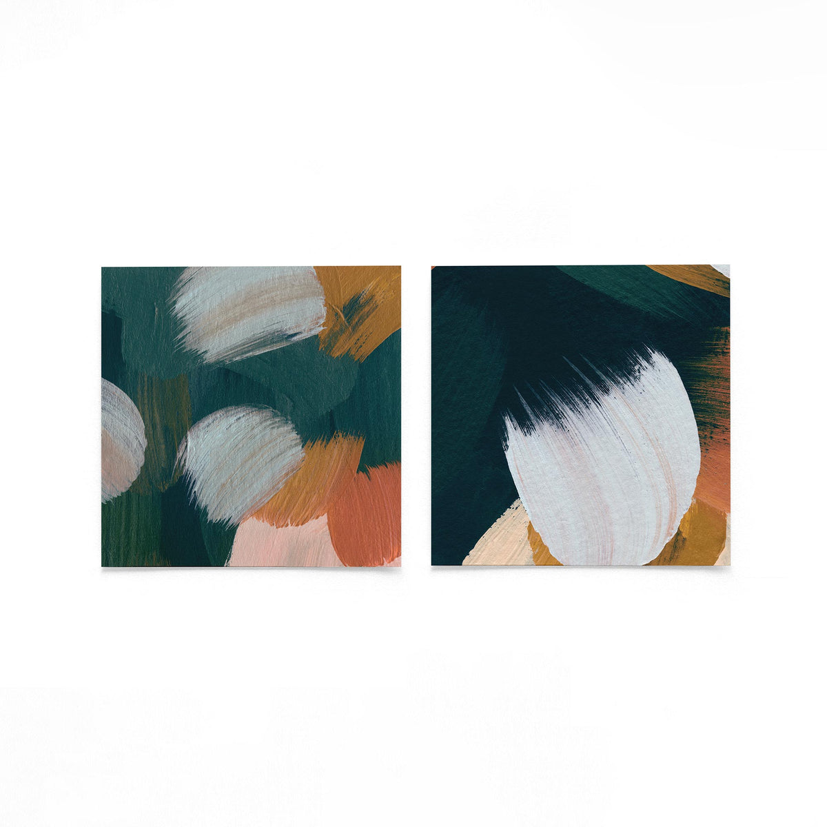 Twee vierkante posters met penseelstreken abstract op een gebroken witte achtergrond