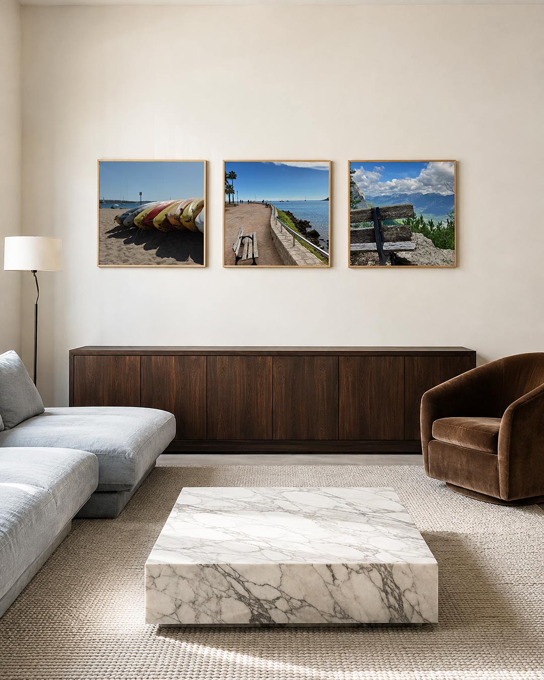 Interieur met vierkant fotografisch drieluik bankjes aan zee en bergen – Gerald Emming