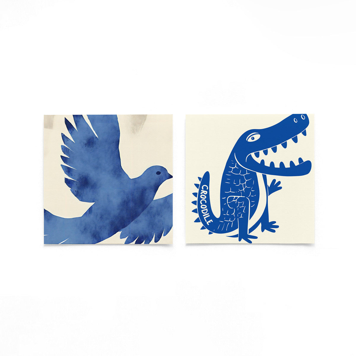 Twee vierkante posters met blauwe duif en krokodil op een gebroken witte achtergrond