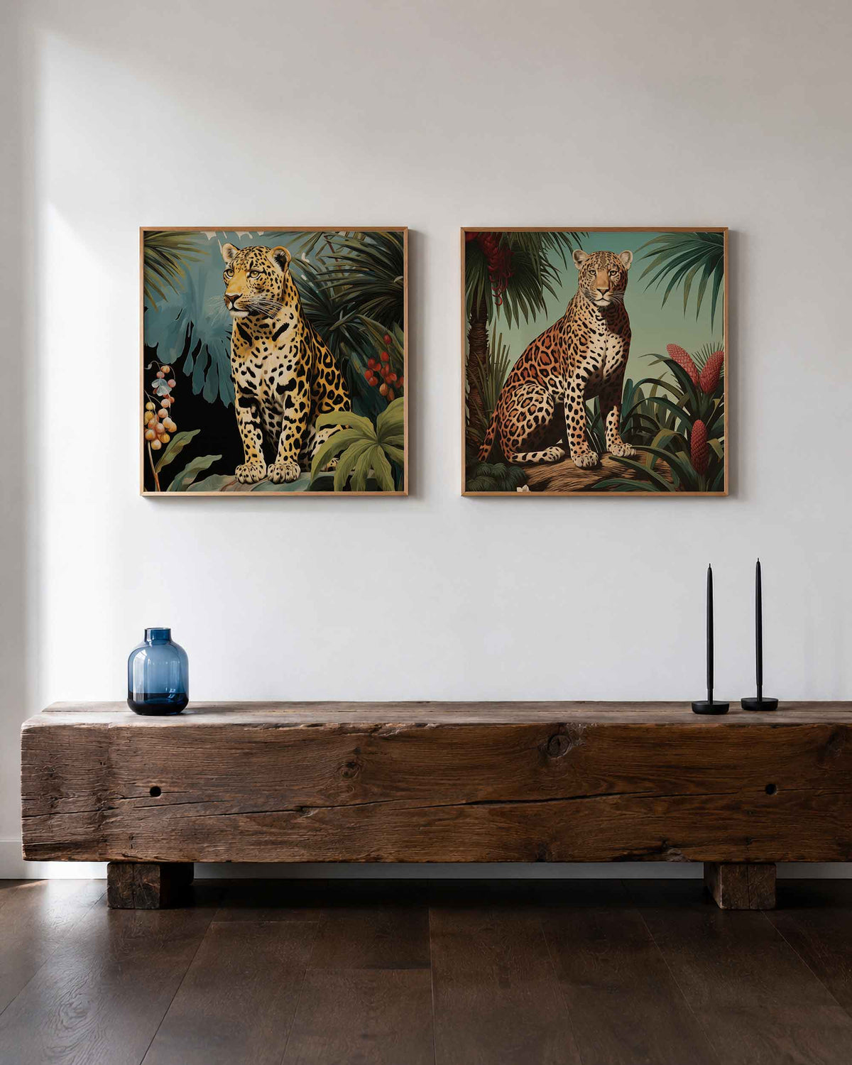 Interieurpresentatie van een tweedelige vierkante posterset met twee luipaarden in tropisch groen