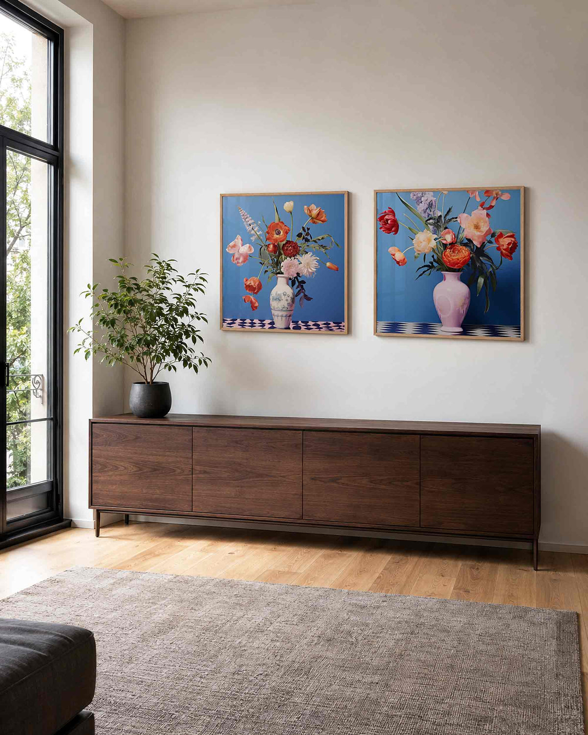 Interieurpresentatie van een tweedelige vierkante posterset met bloemenboeketten in vazen