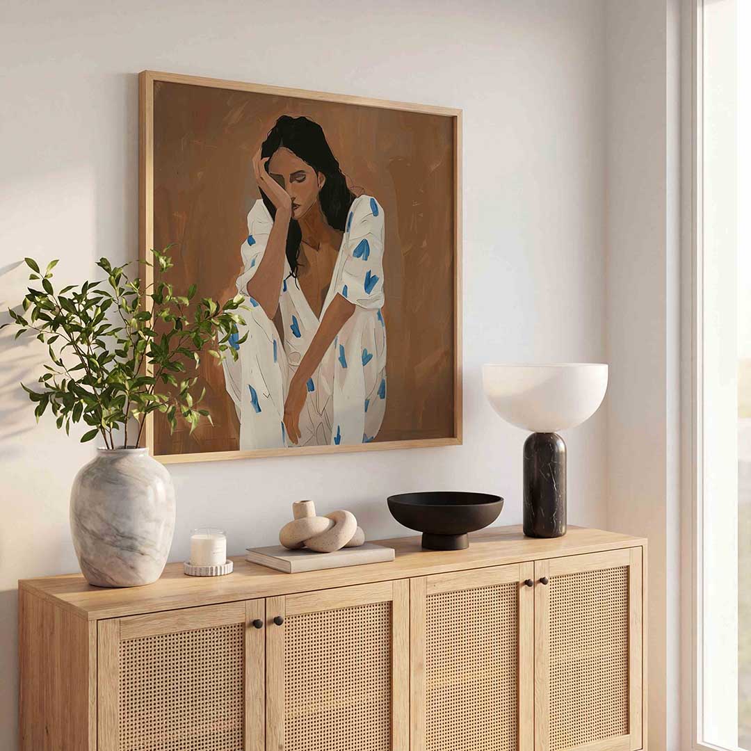 Zittende vrouw met blauwe accenten Poster