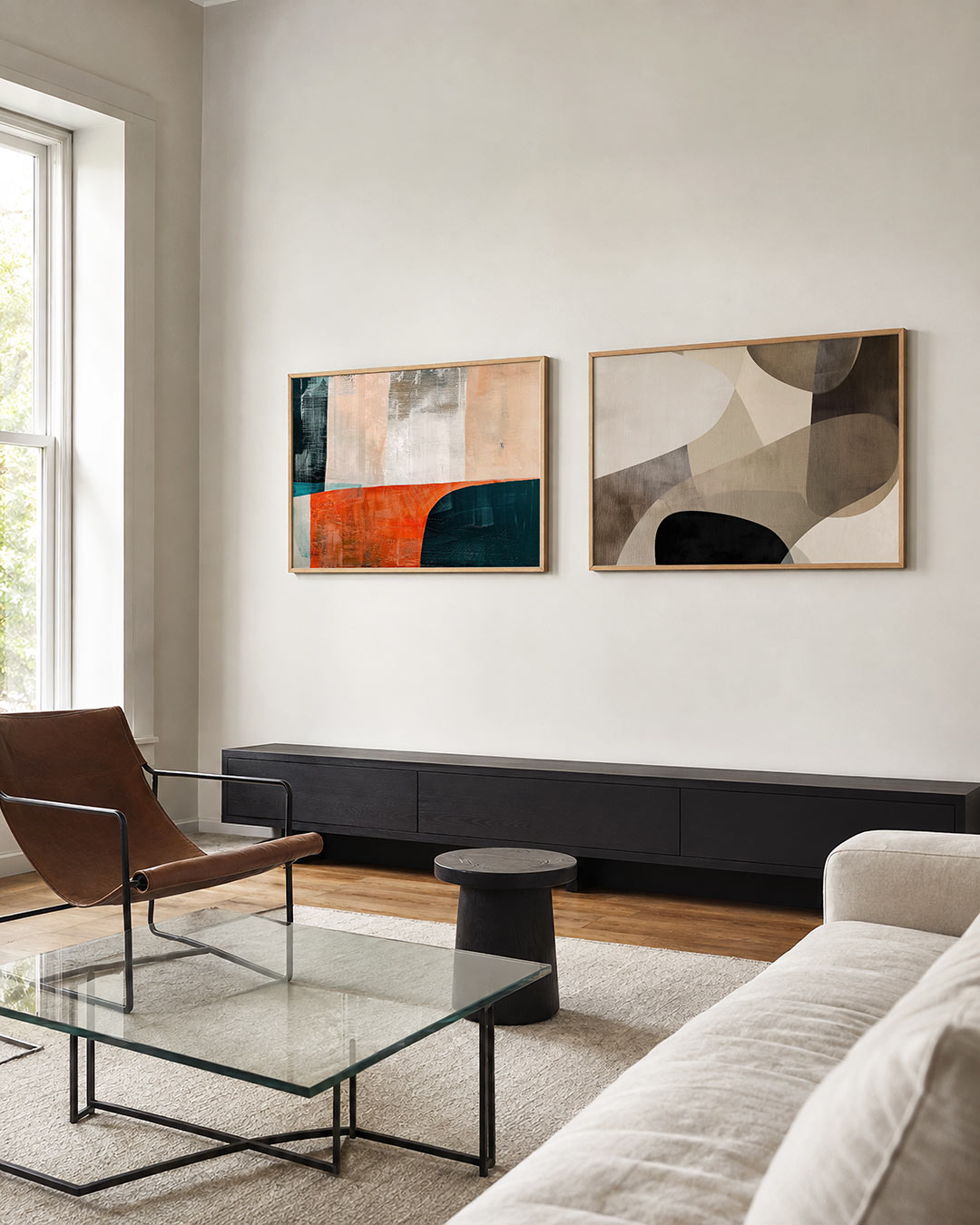 Tweedelige posterset met kleurvlakken en lijnen in oranje, blauw en beige, getoond in een interieur