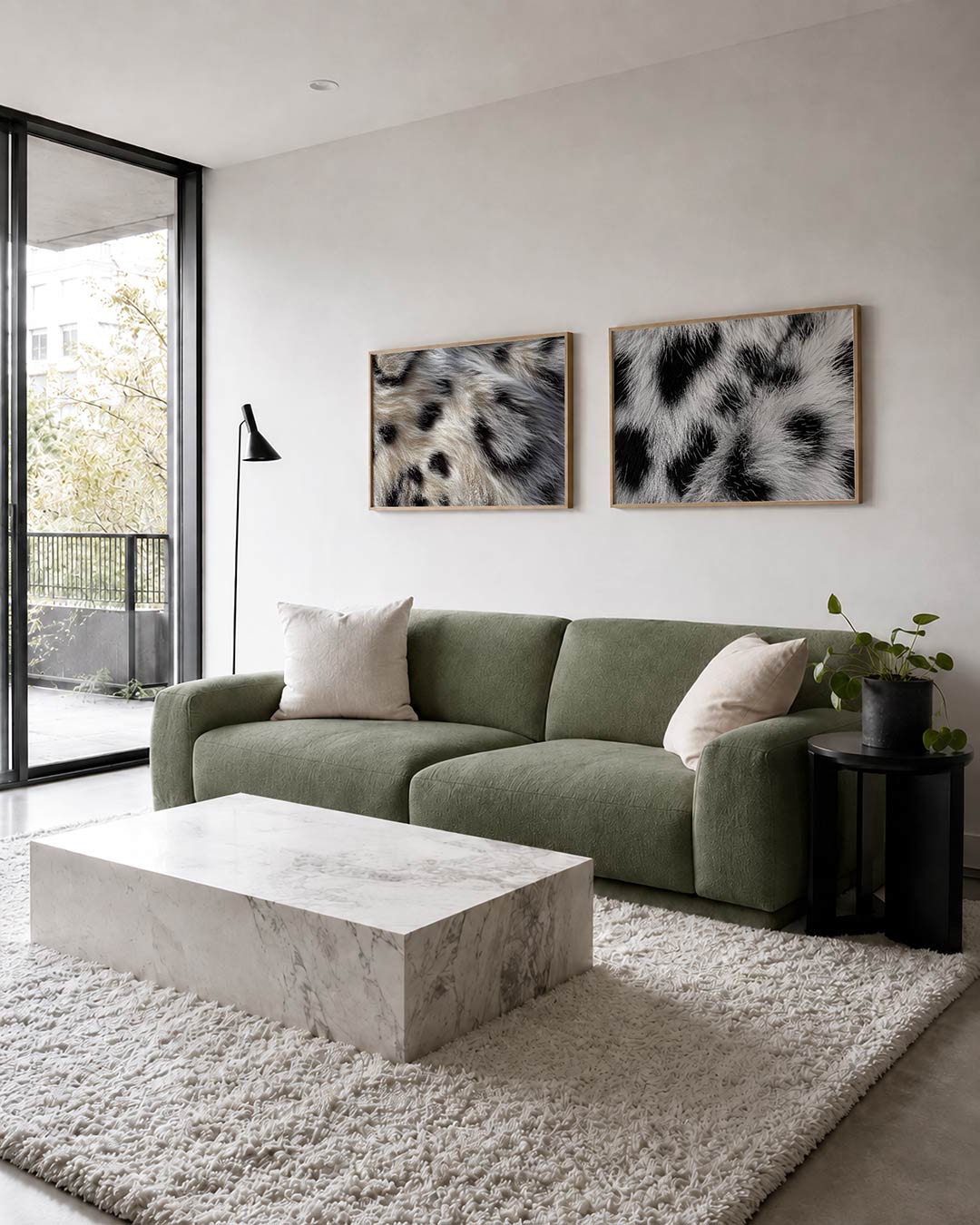 Twee liggende posters met zachte, golvende lijnen met een mix van witte en zwarte tinten, aan de muur in een interieur