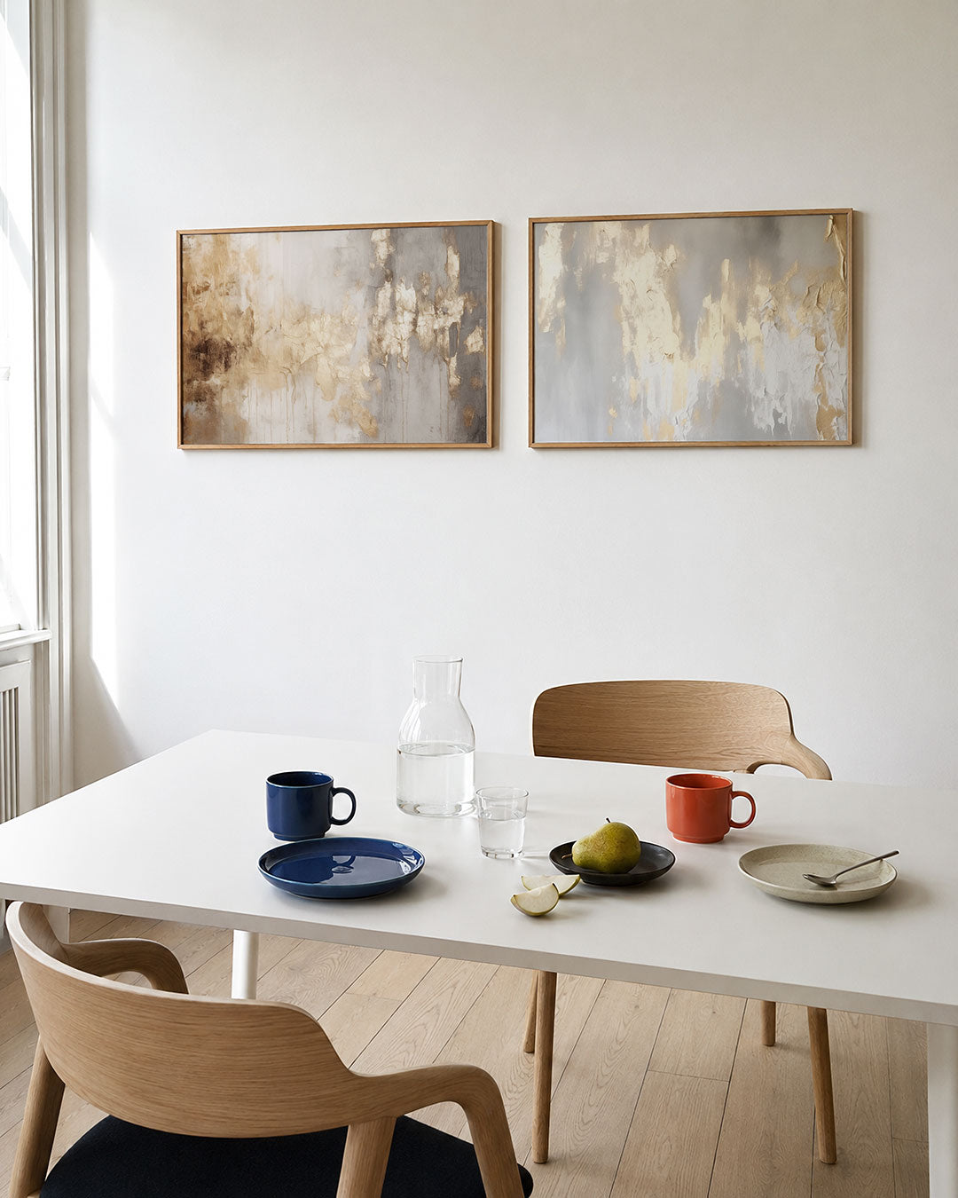 Twee liggende posters met een spel van gouden en grijze tinten, aan de muur in een interieur