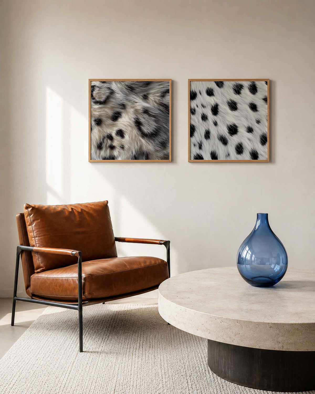 Interieurpresentatie van een tweedelige vierkante posterset met zwart witte koeienvacht