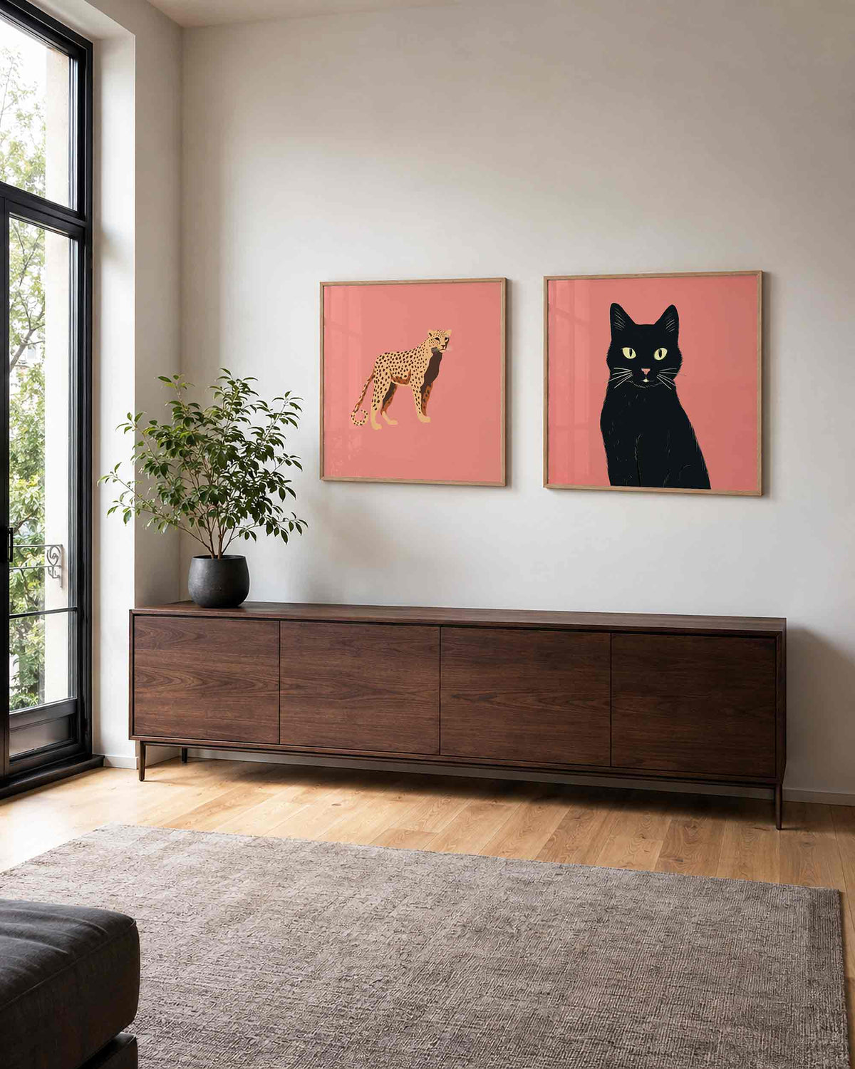 Interieurpresentatie van een tweedelige vierkante posterset met jachtluipaard en kat