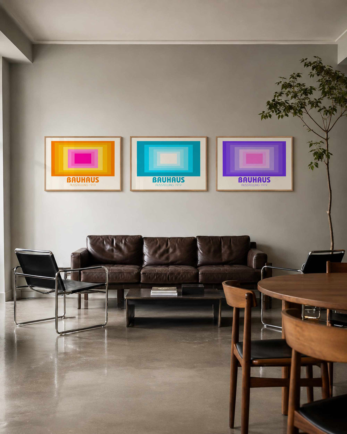 Interieurmockup van drieluik landscape-posterset met gelaagde kleurkaders