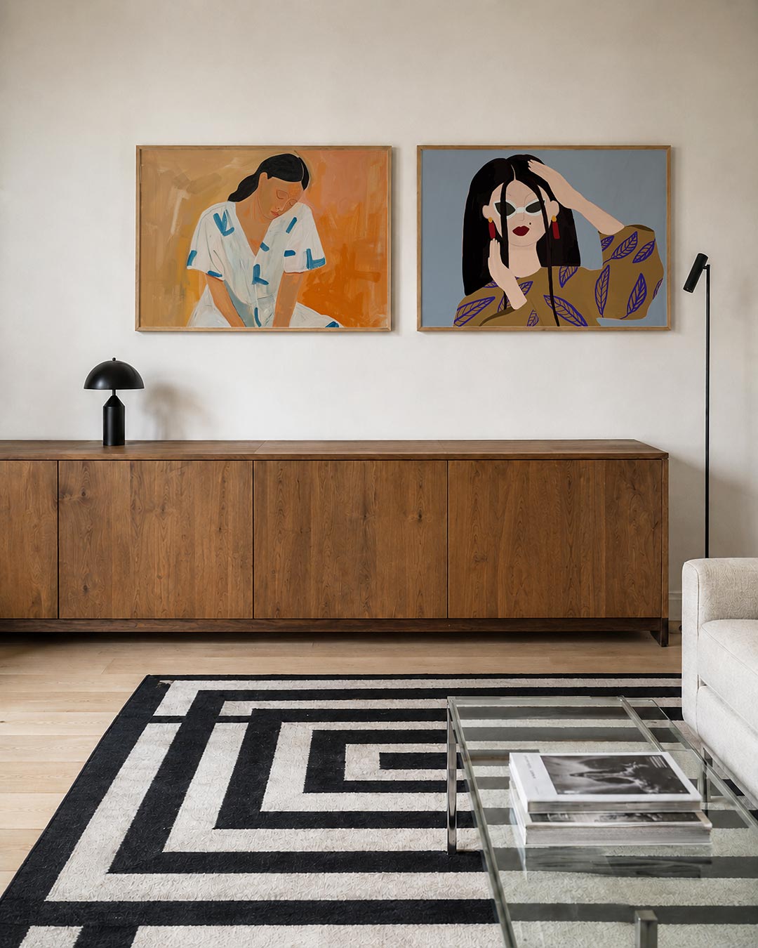 Twee liggende posters met een serene figuur in een witte jurk met blauwe accenten, aan de muur in een interieur