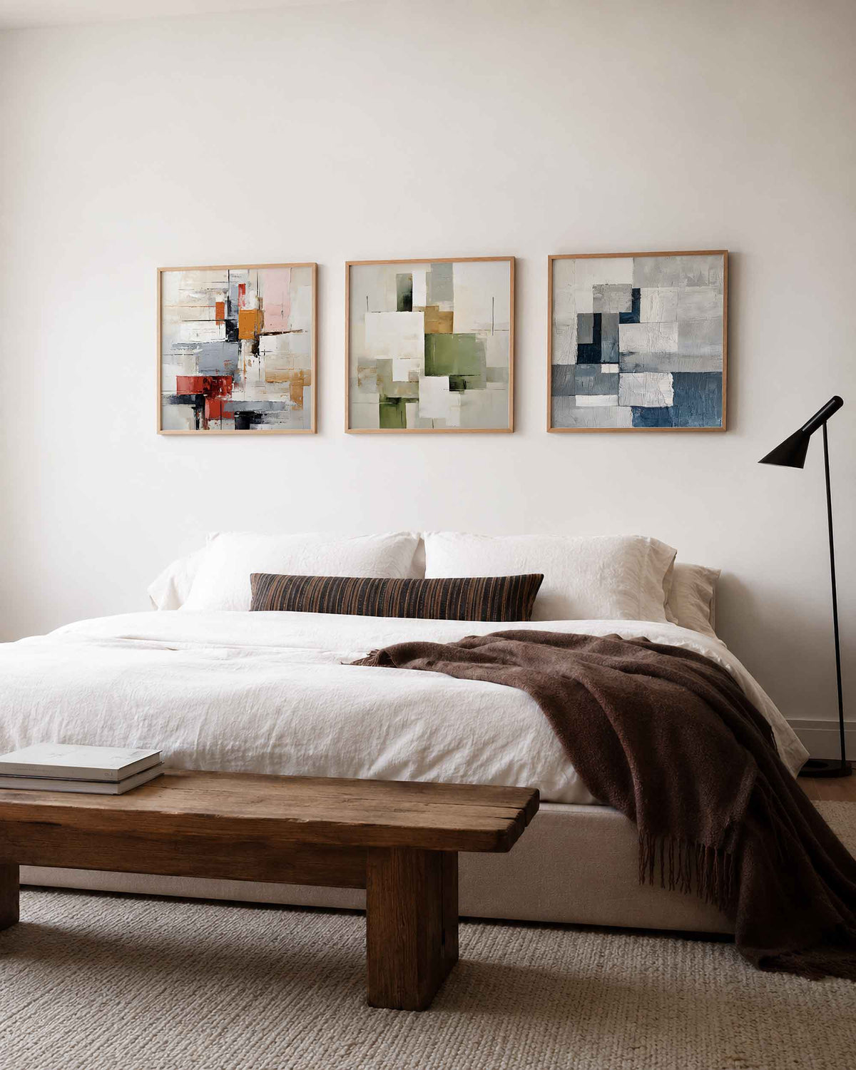Interieurpresentatie van een driedelige vierkante posterset met abstracte vlakken