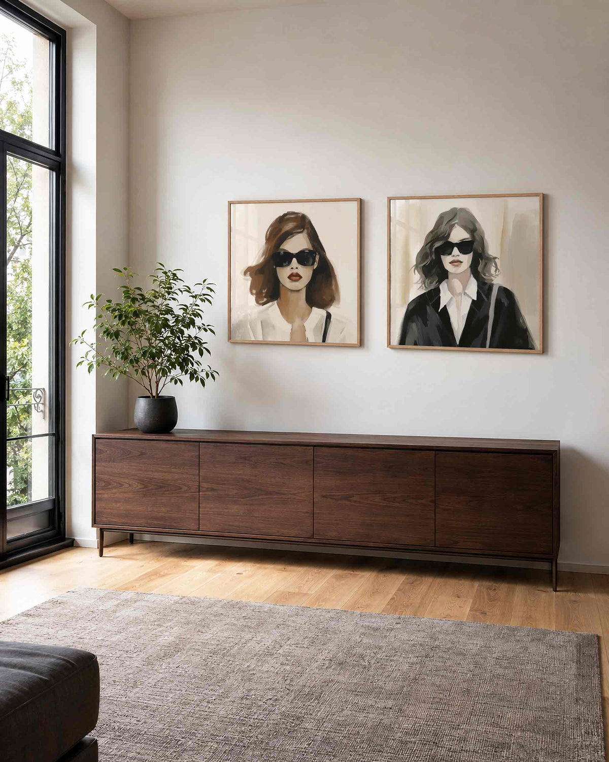 Interieurpresentatie van een tweedelige vierkante posterset met vrouwen met zonnebril