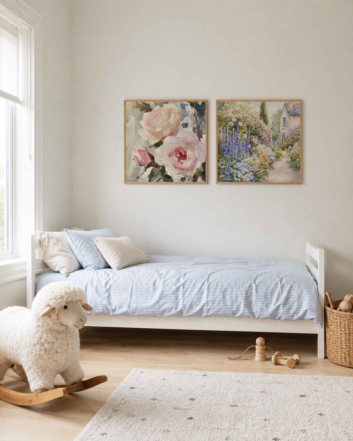 Interieurpresentatie van een tweedelige vierkante posterset met rozen en tuinpad