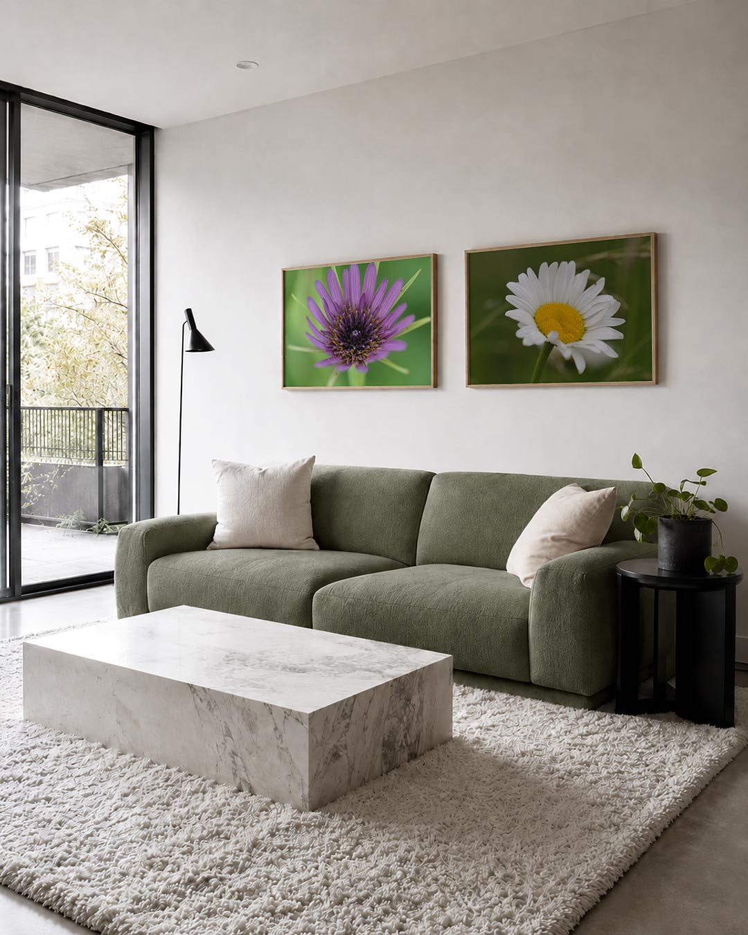 Interieur met liggend fotografisch tweeluik paarse en witte bloei – Gerald Emming