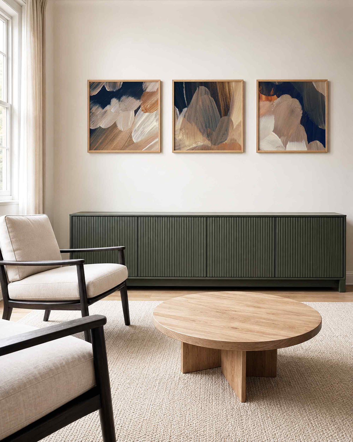 Interieurpresentatie van een driedelige vierkante posterset met abstracte penseelstreken