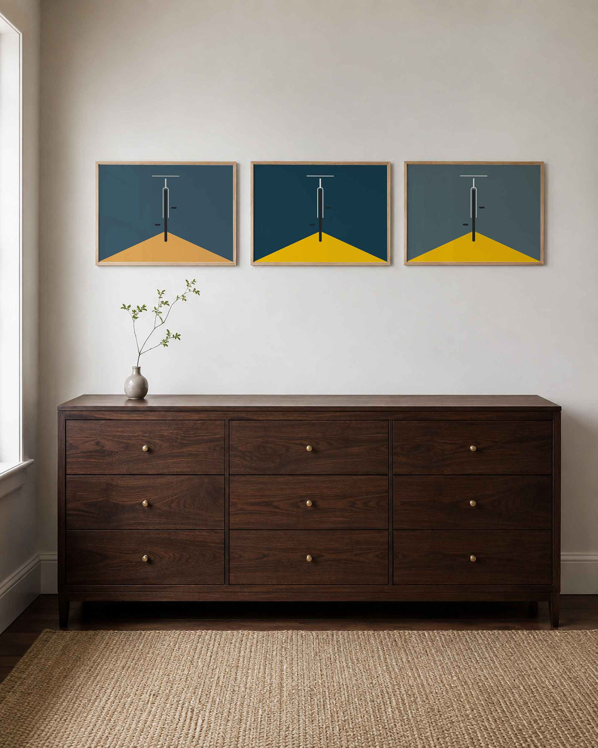 Interieurmockup van drieluik landscape-posterset met geometrische deuropening