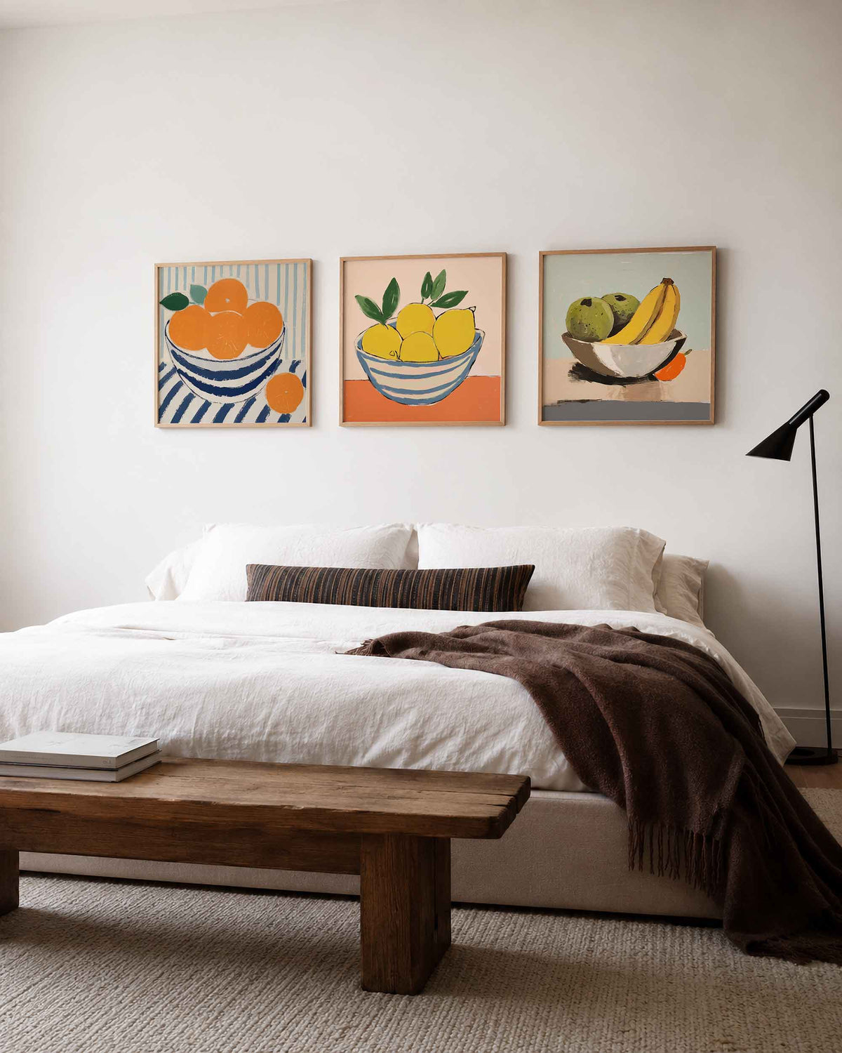 Interieurpresentatie van een driedelige vierkante posterset met citrus en fruit